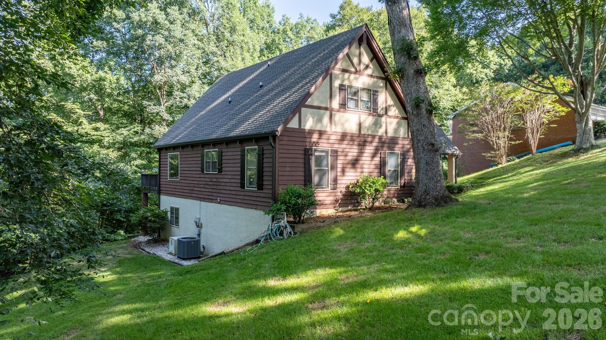 5562 Clearlake Drive — Hickory