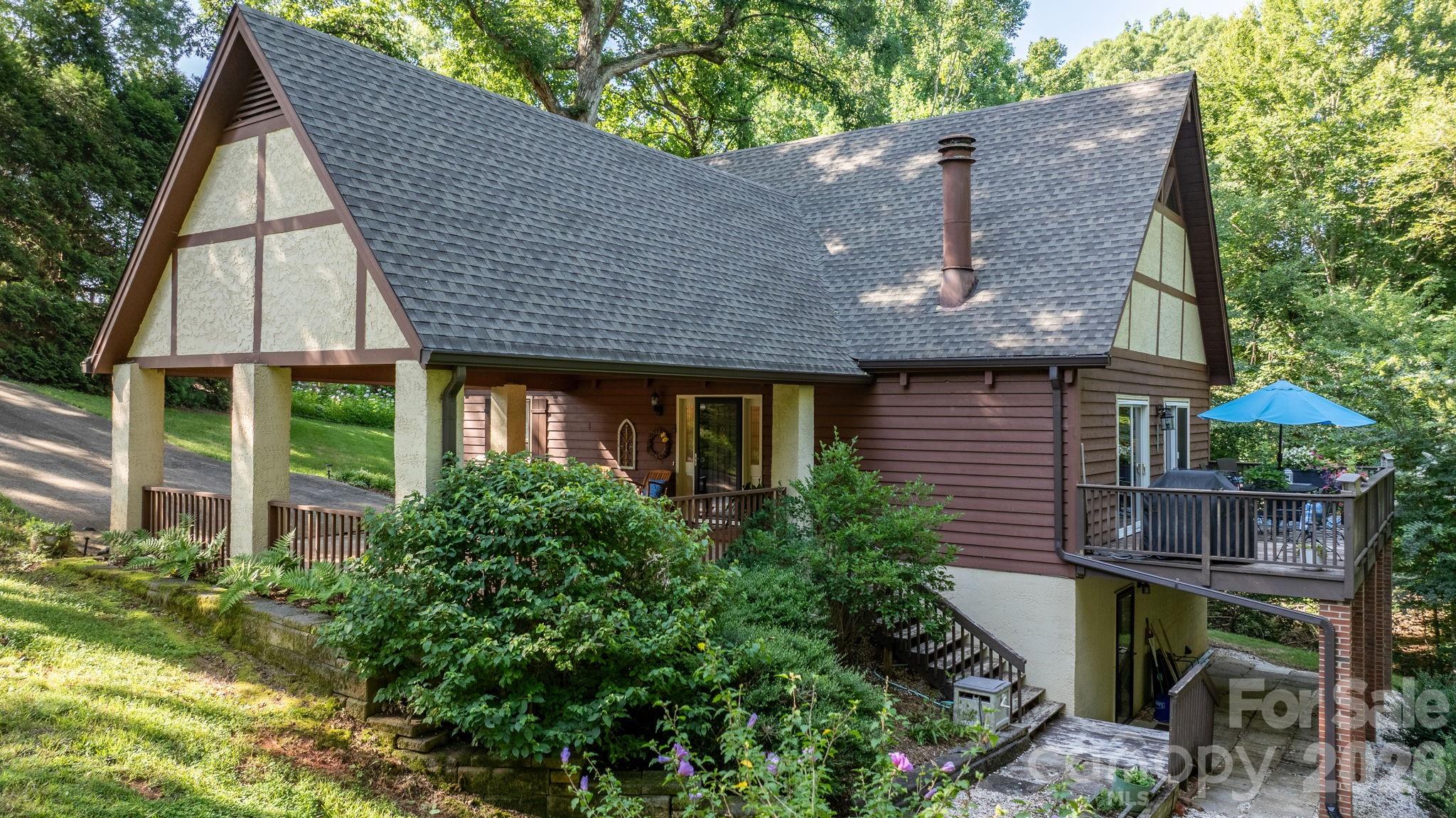 5562 Clearlake Drive — Hickory