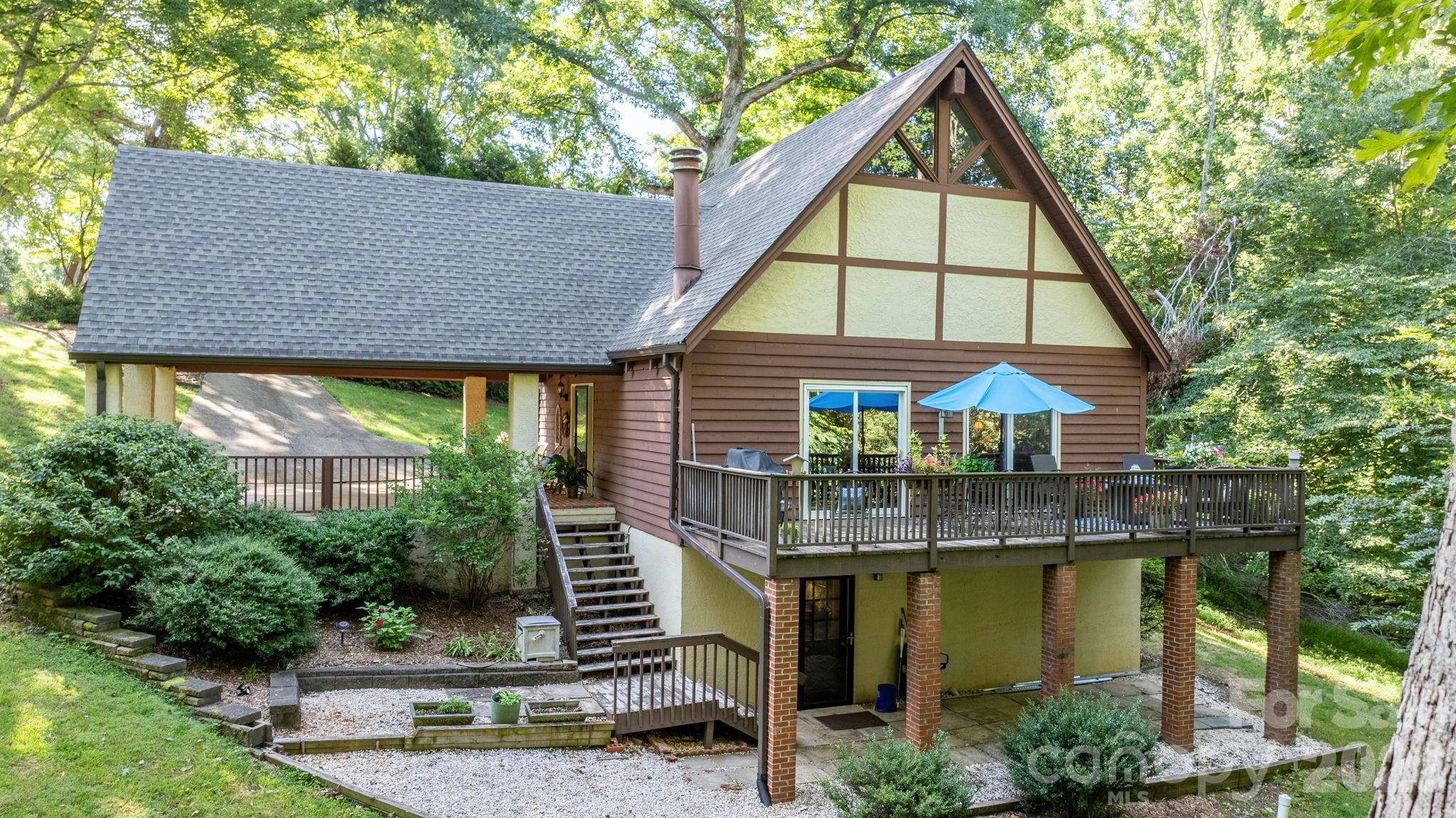 5562 Clearlake Drive — Hickory