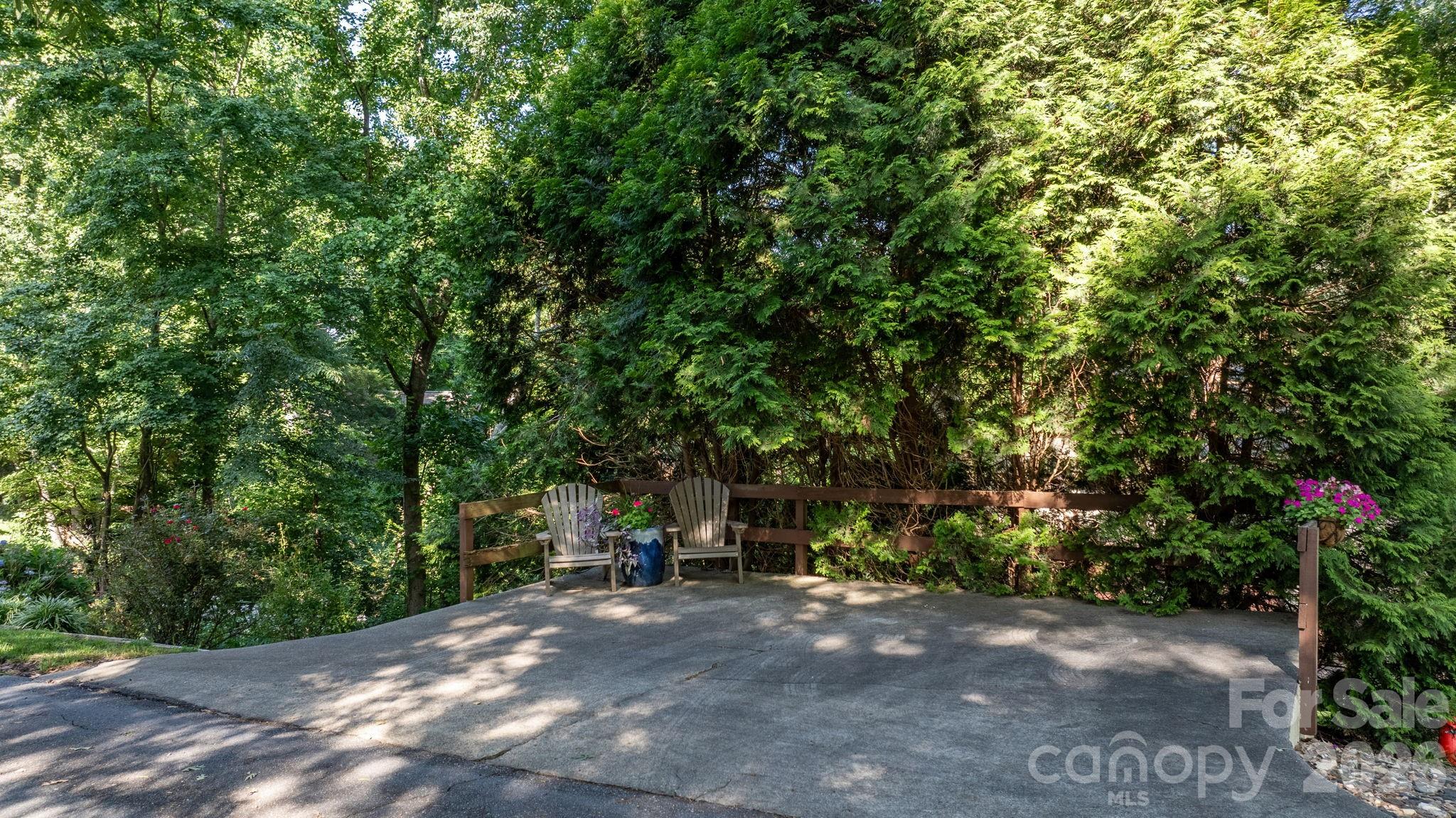 5562 Clearlake Drive — Hickory
