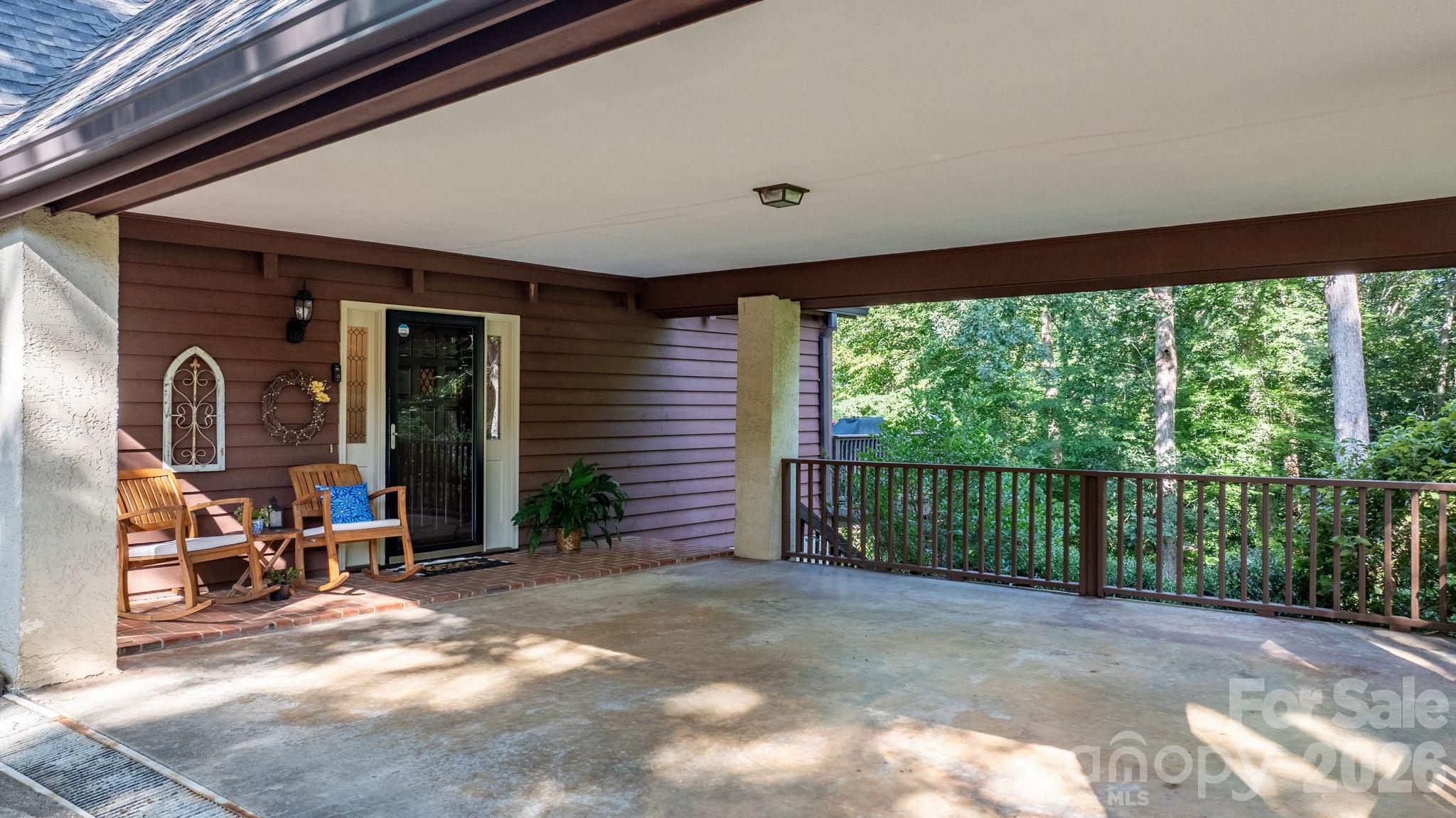 5562 Clearlake Drive — Hickory