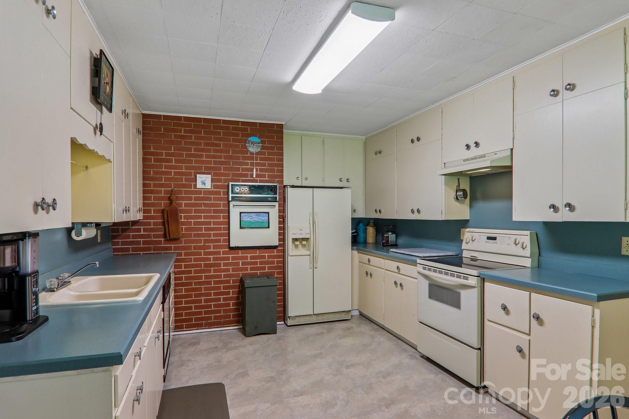 1404 Valmont Drive — Hendersonville