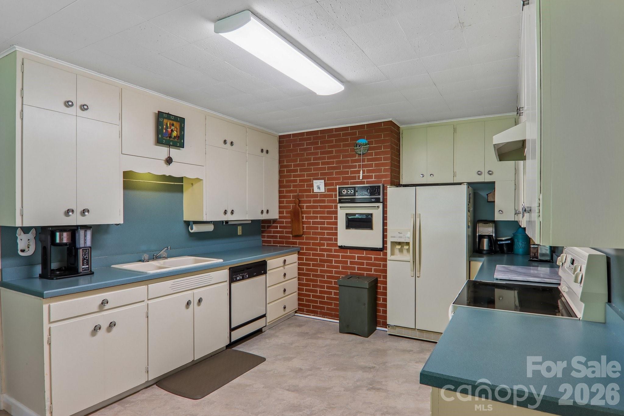 1404 Valmont Drive — Hendersonville