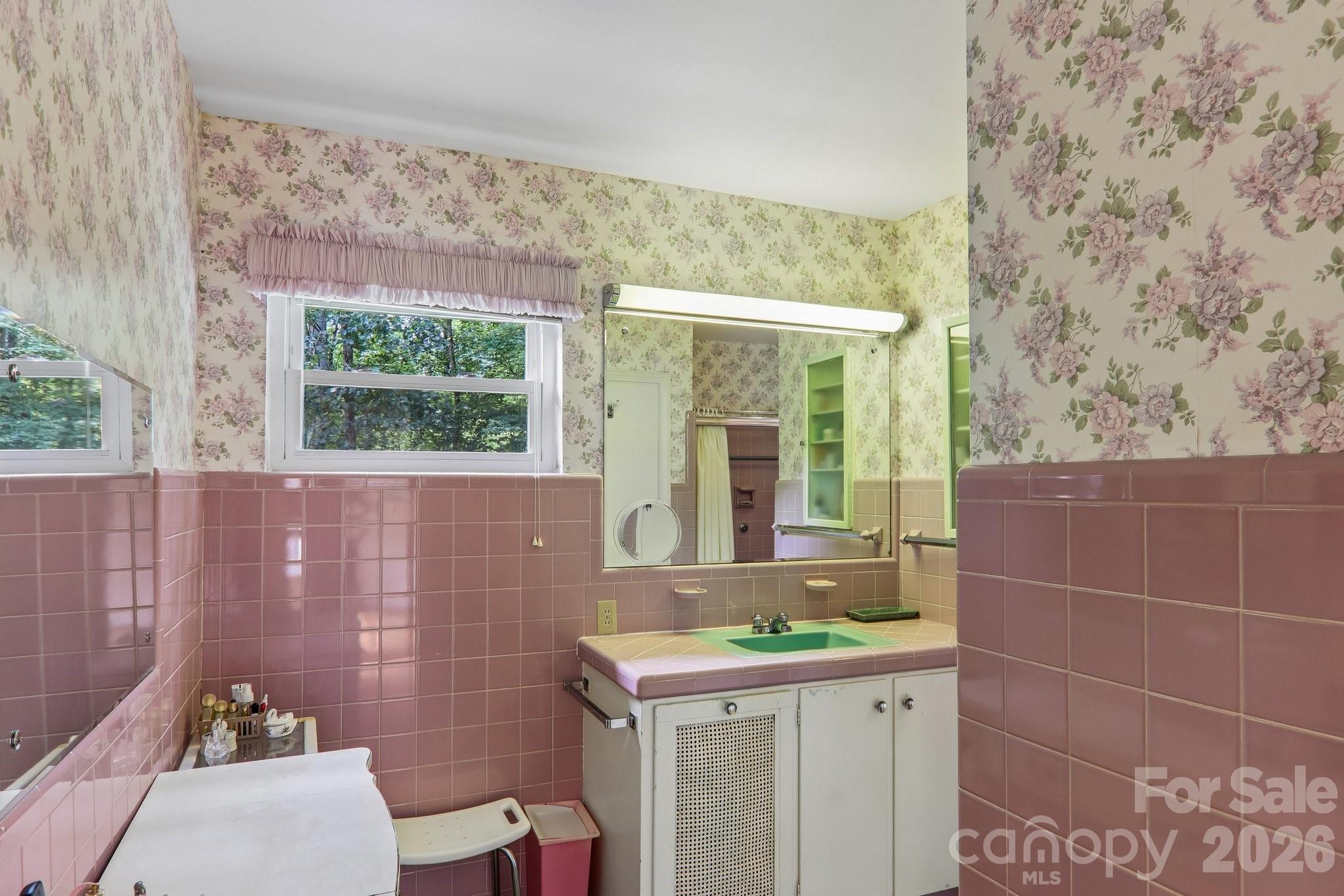 1404 Valmont Drive — Hendersonville
