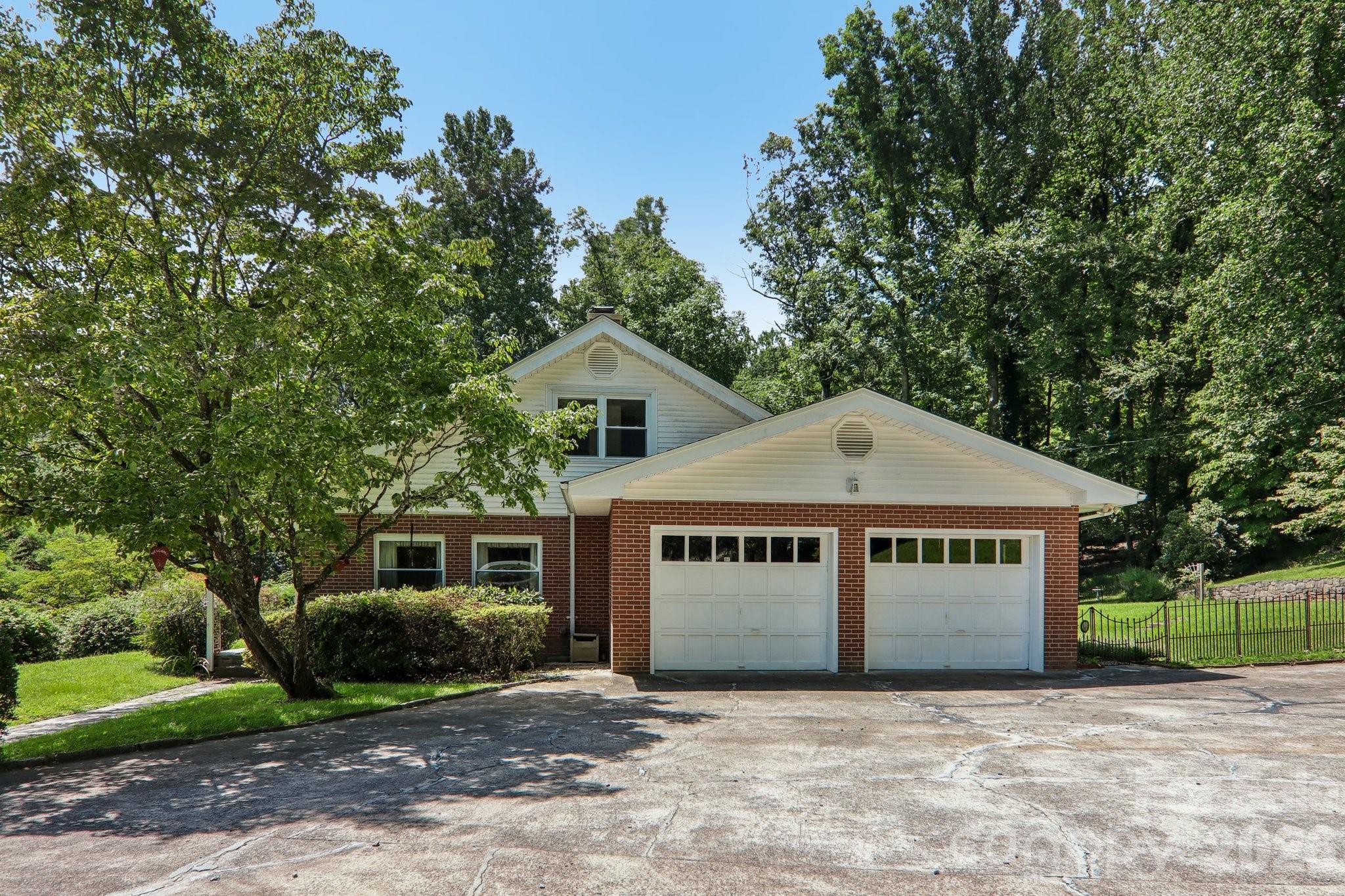 1404 Valmont Drive — Hendersonville