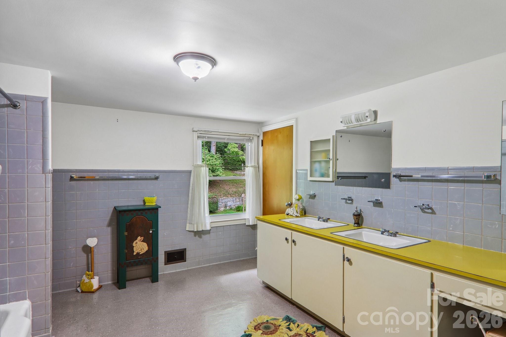 1404 Valmont Drive — Hendersonville