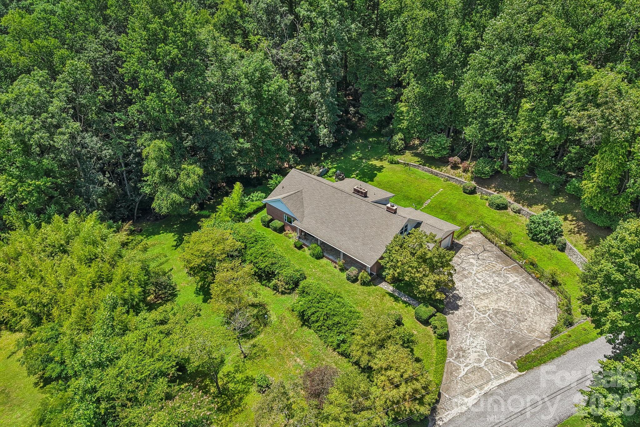 1404 Valmont Drive — Hendersonville