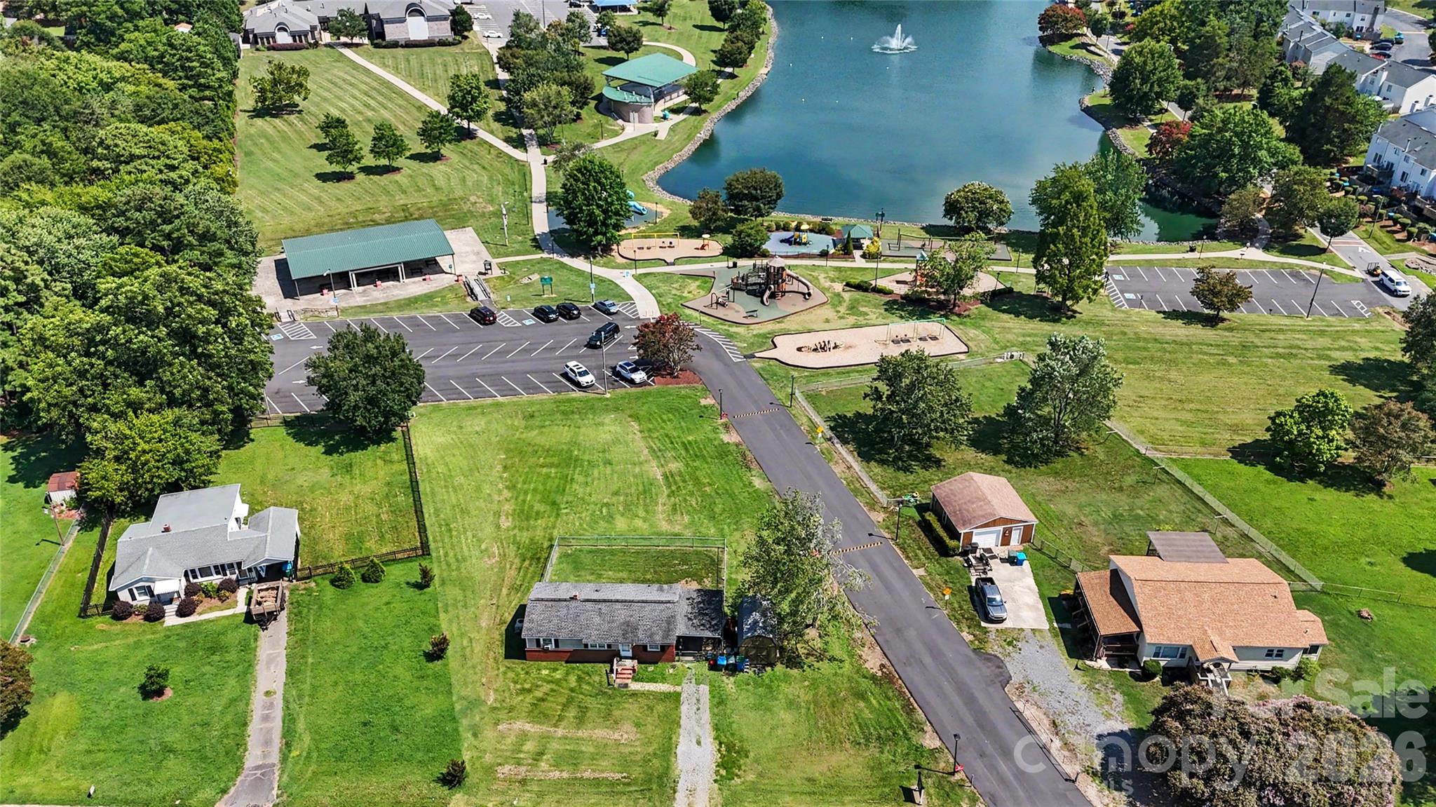 907 Lakeview Drive — Pineville