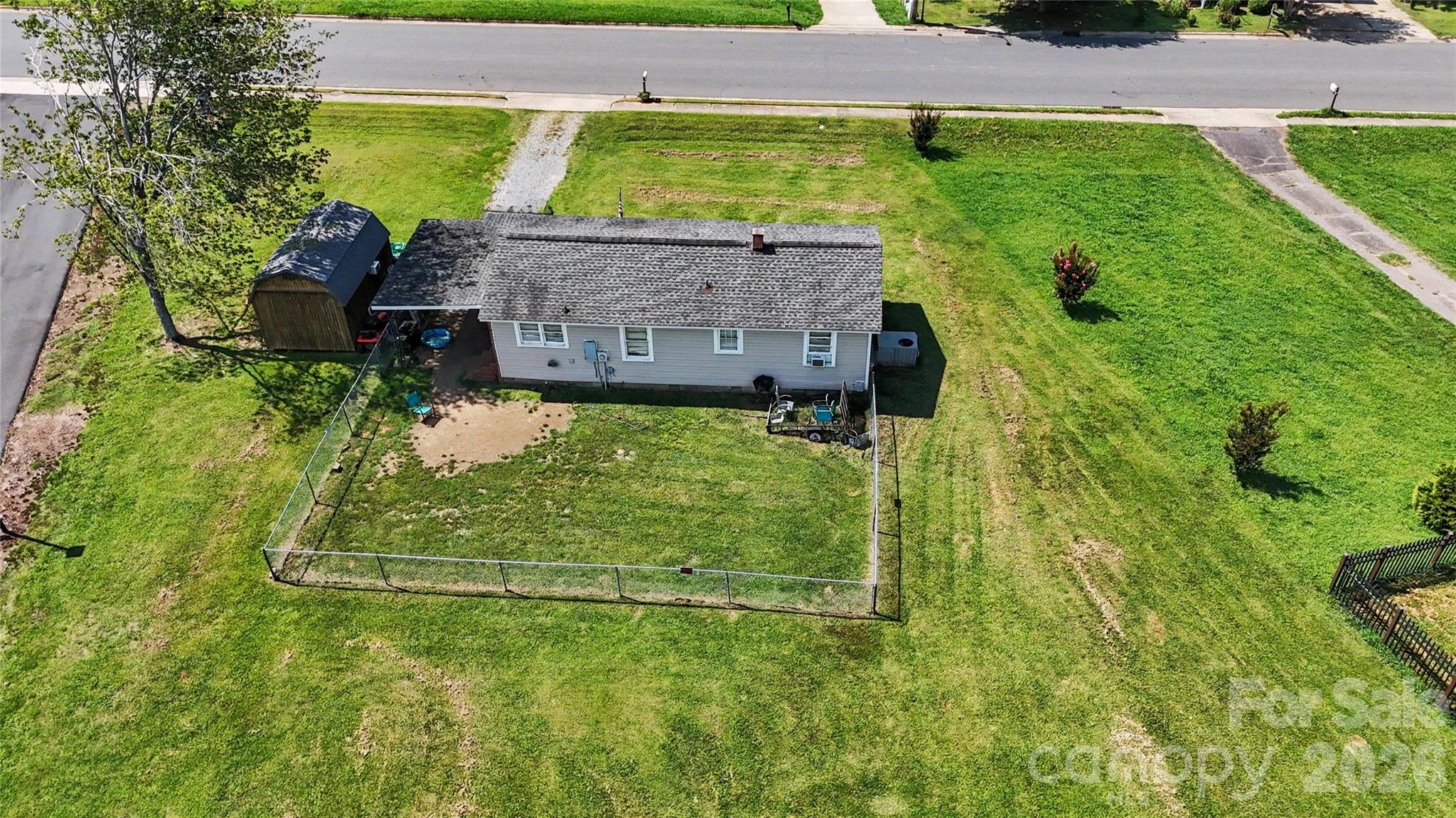 907 Lakeview Drive — Pineville