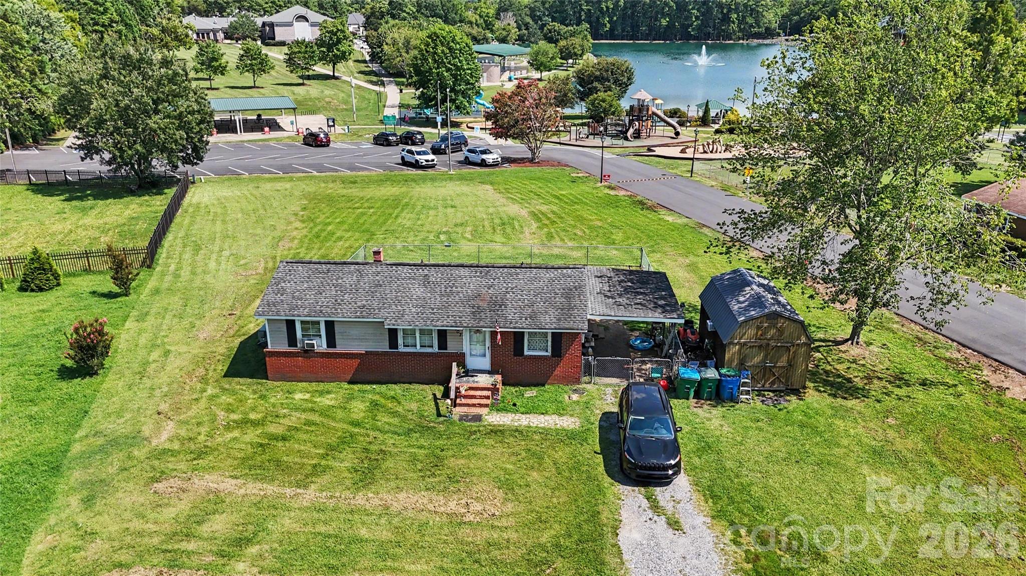 907 Lakeview Drive — Pineville