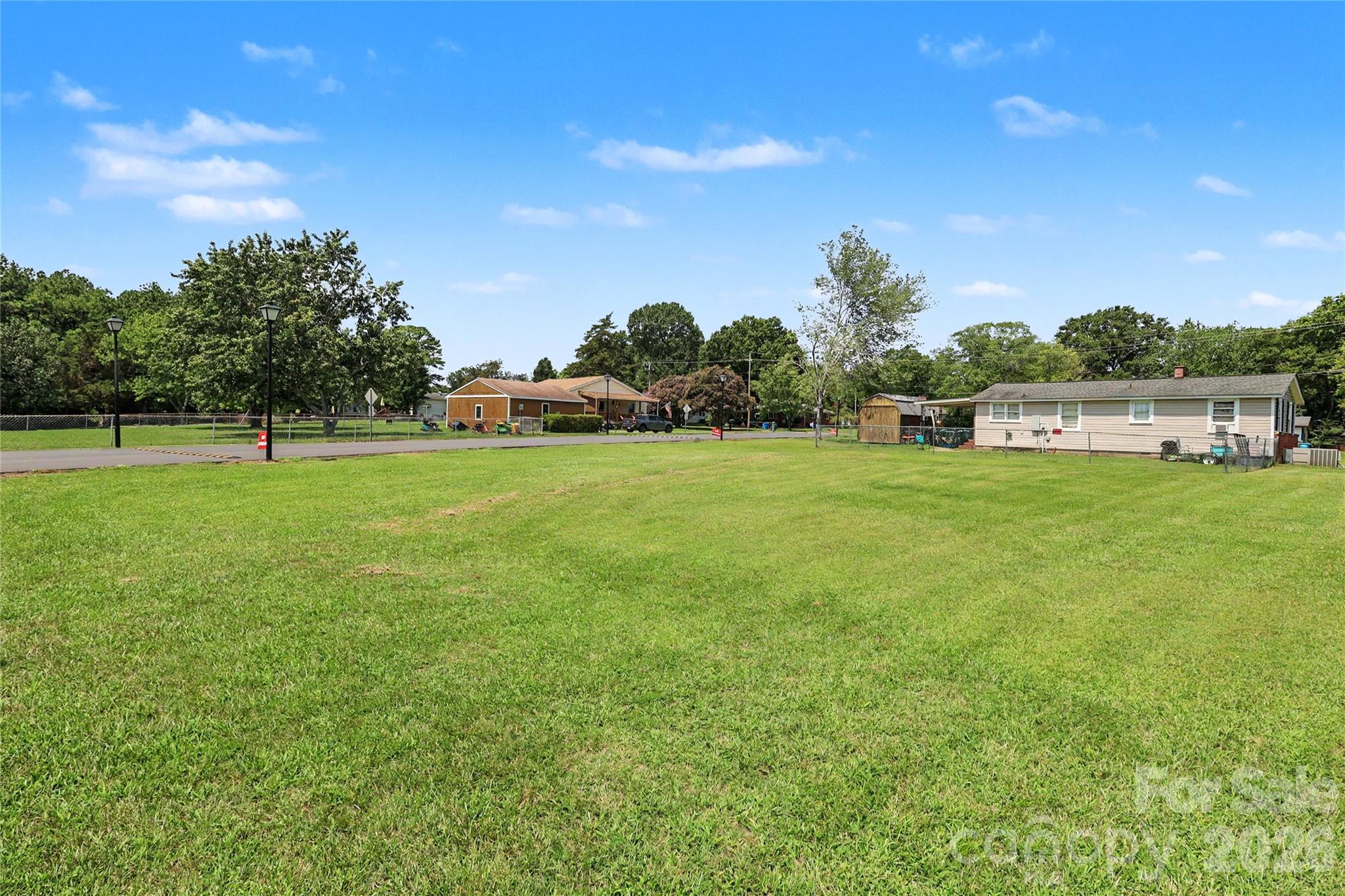 907 Lakeview Drive — Pineville
