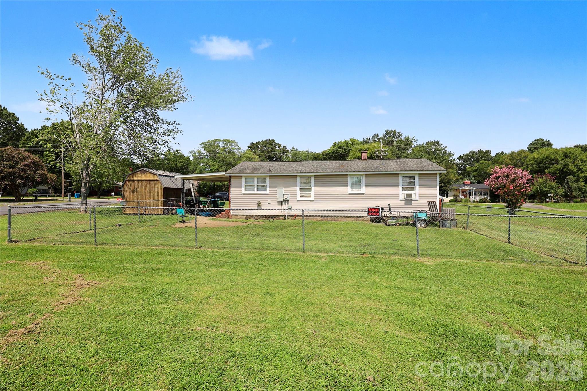 907 Lakeview Drive — Pineville