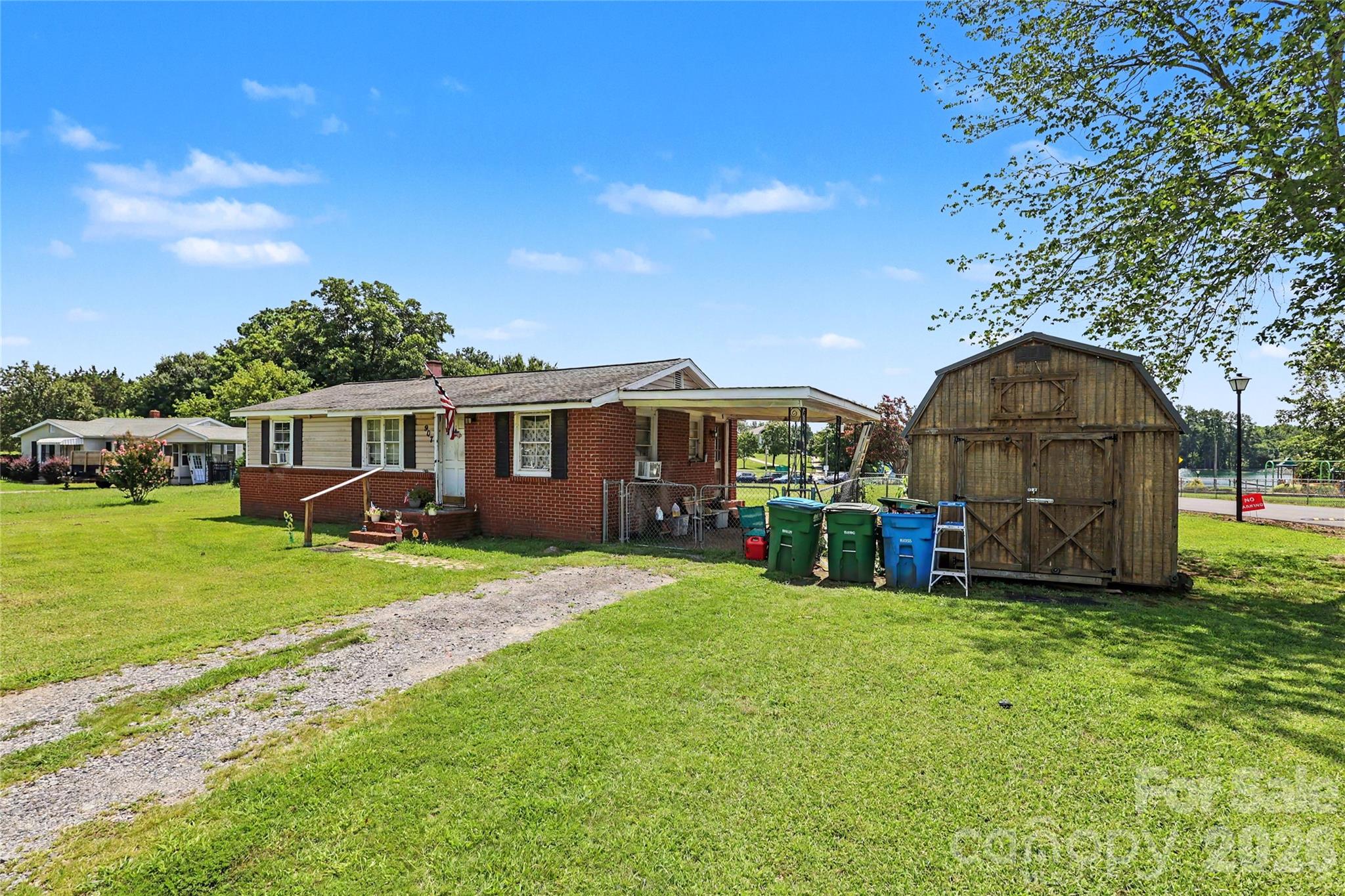 907 Lakeview Drive — Pineville
