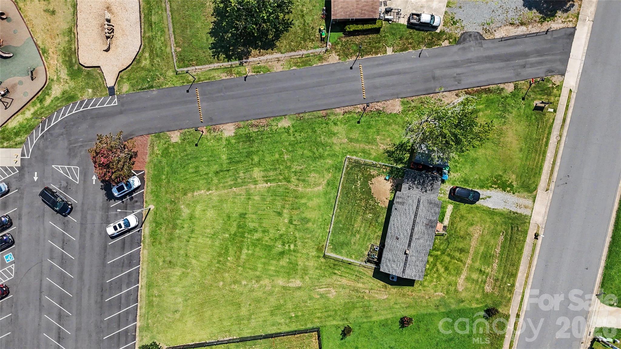 907 Lakeview Drive — Pineville