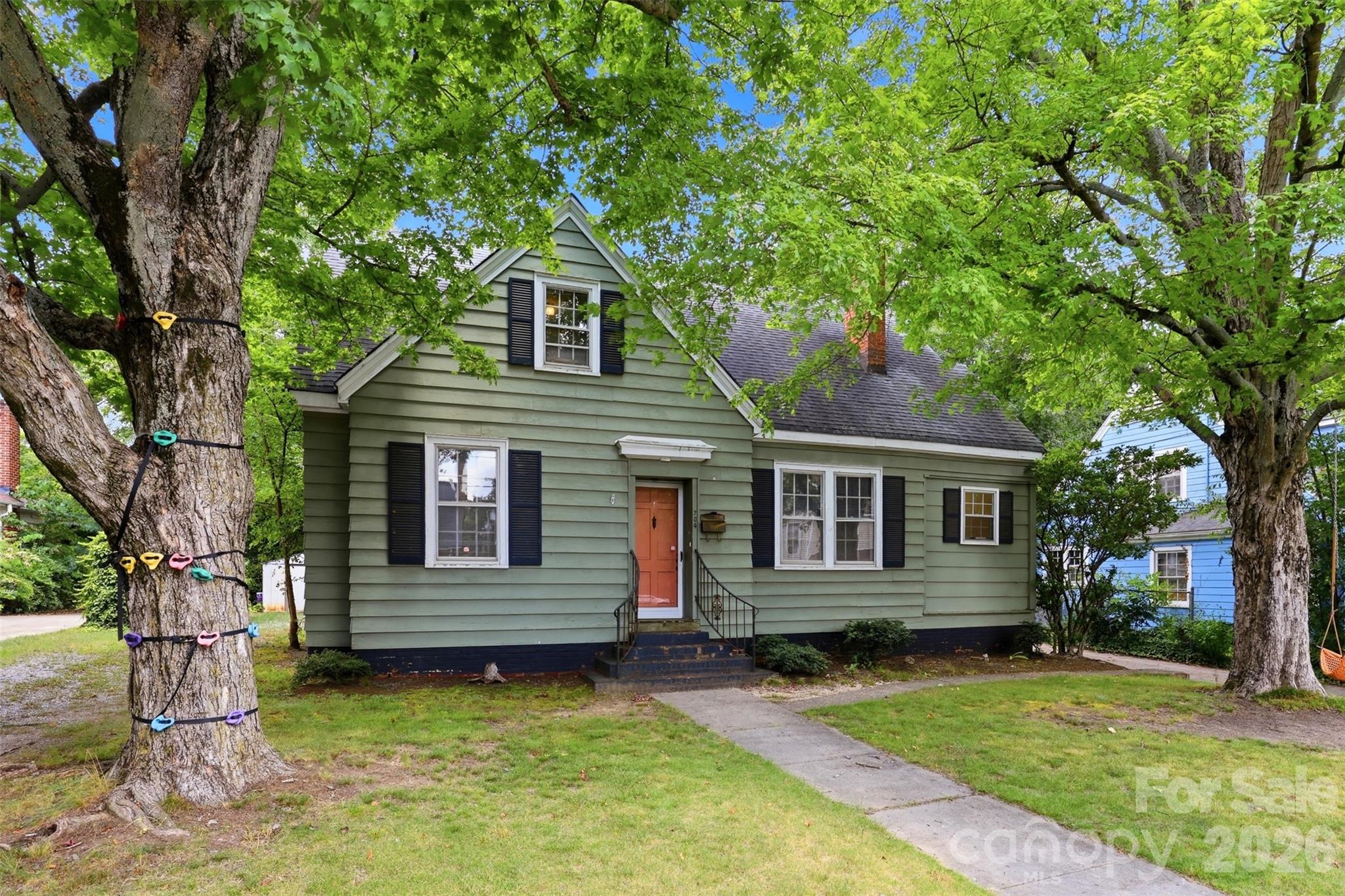 704 N Washington Street — Shelby