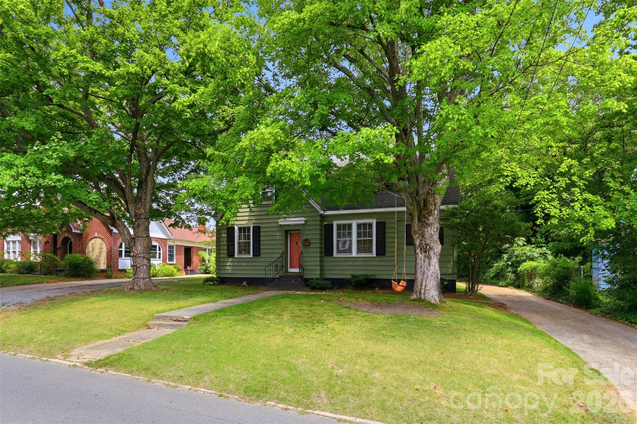 704 N Washington Street — Shelby