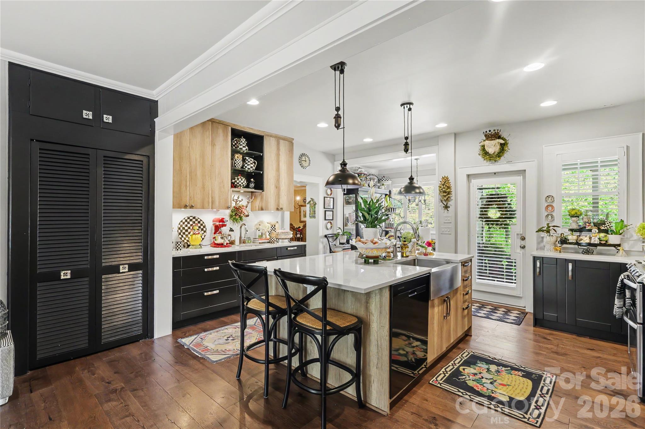 2527 Sharon Road — Charlotte