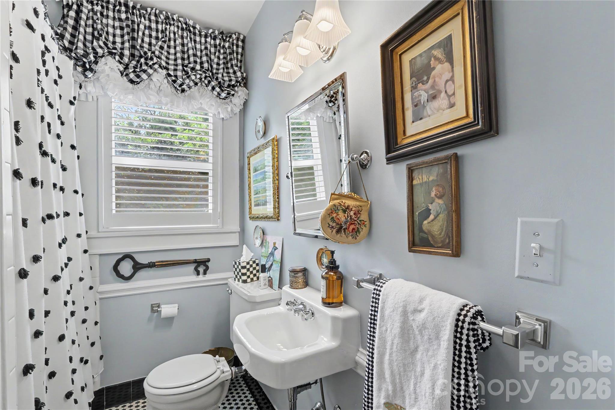 2527 Sharon Road — Charlotte