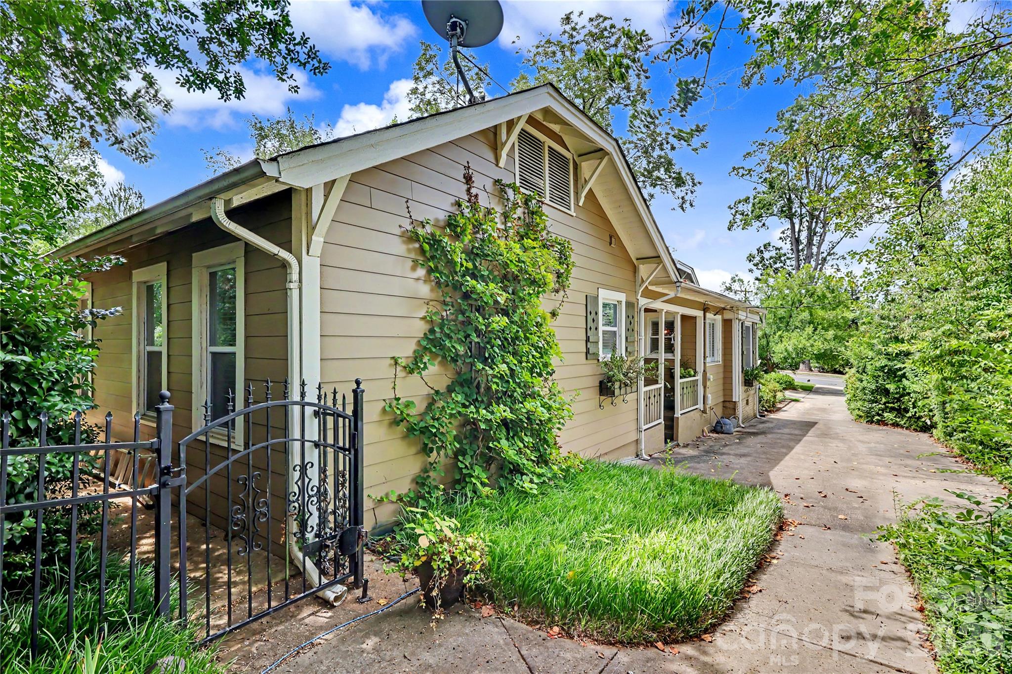 2527 Sharon Road — Charlotte