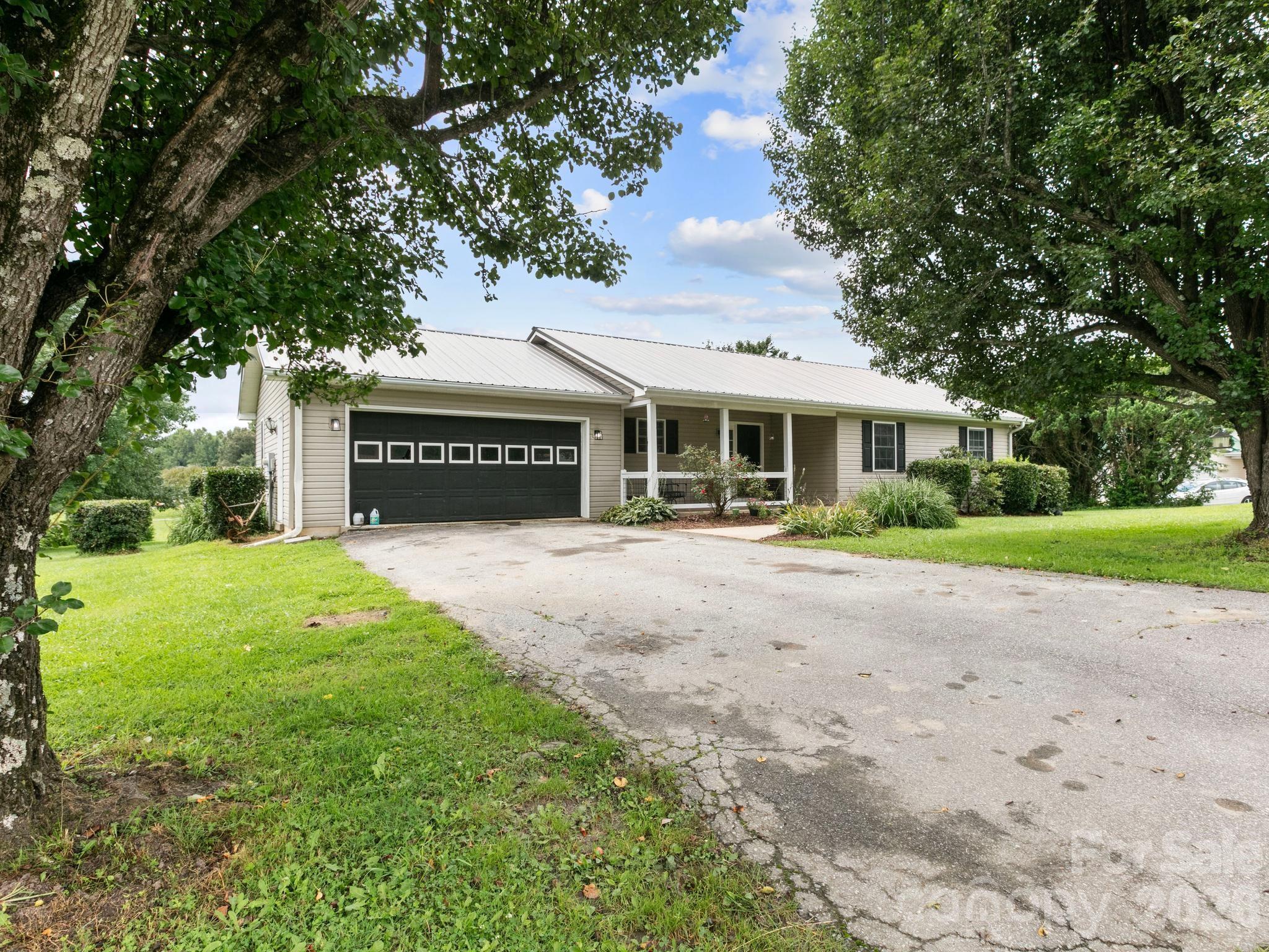 11 Cathy Court — Hendersonville