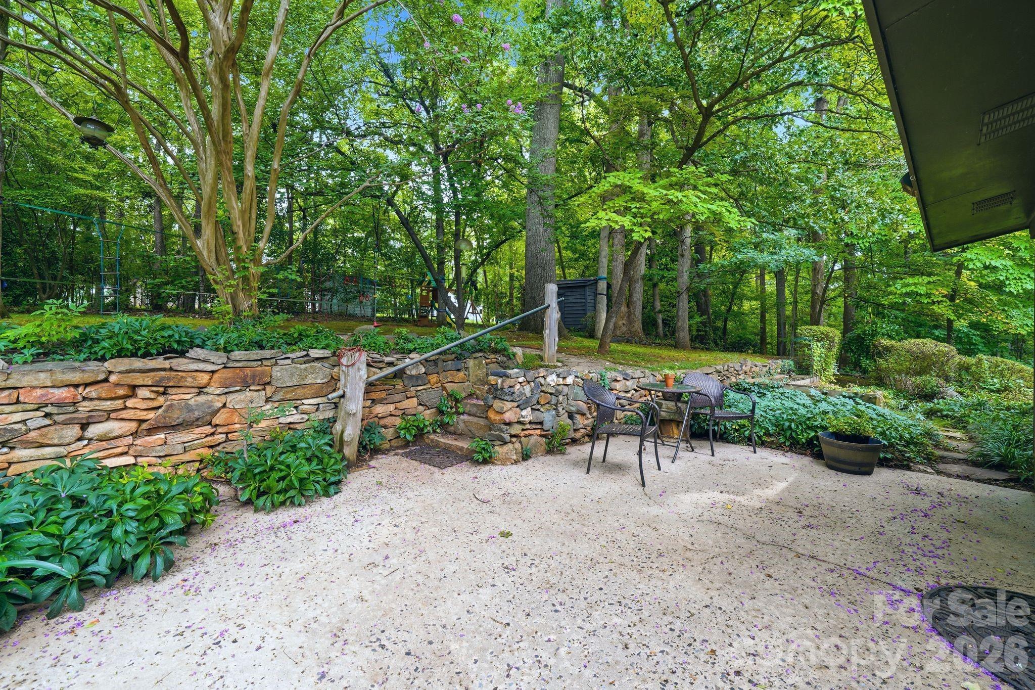 515 Dogwood Lane — Belmont