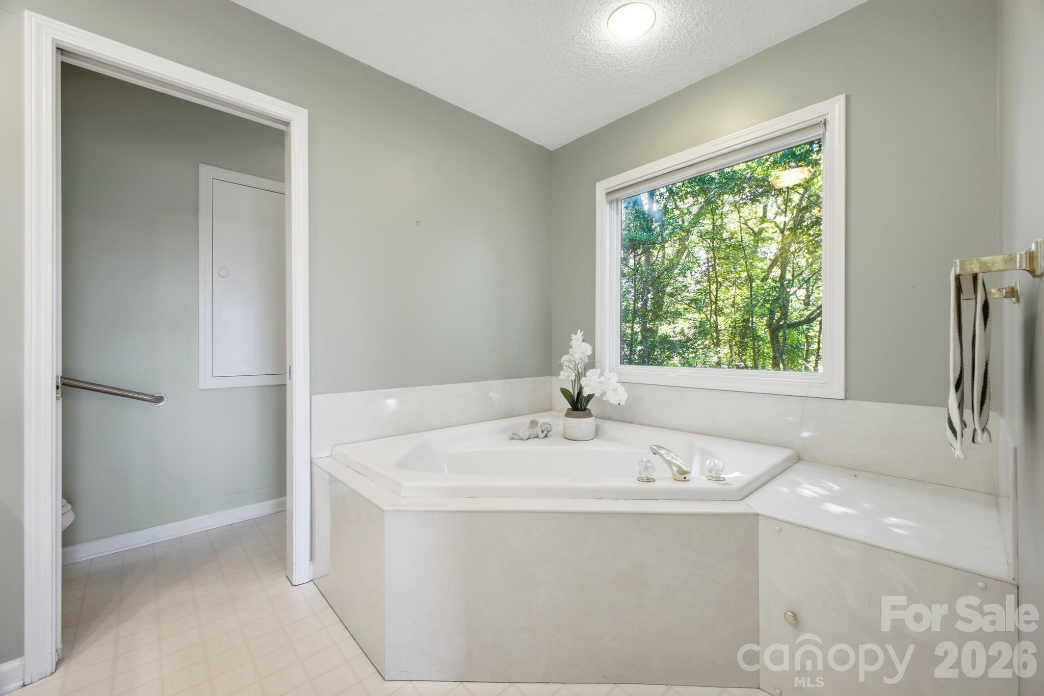 1870 Riverview Court — Hendersonville