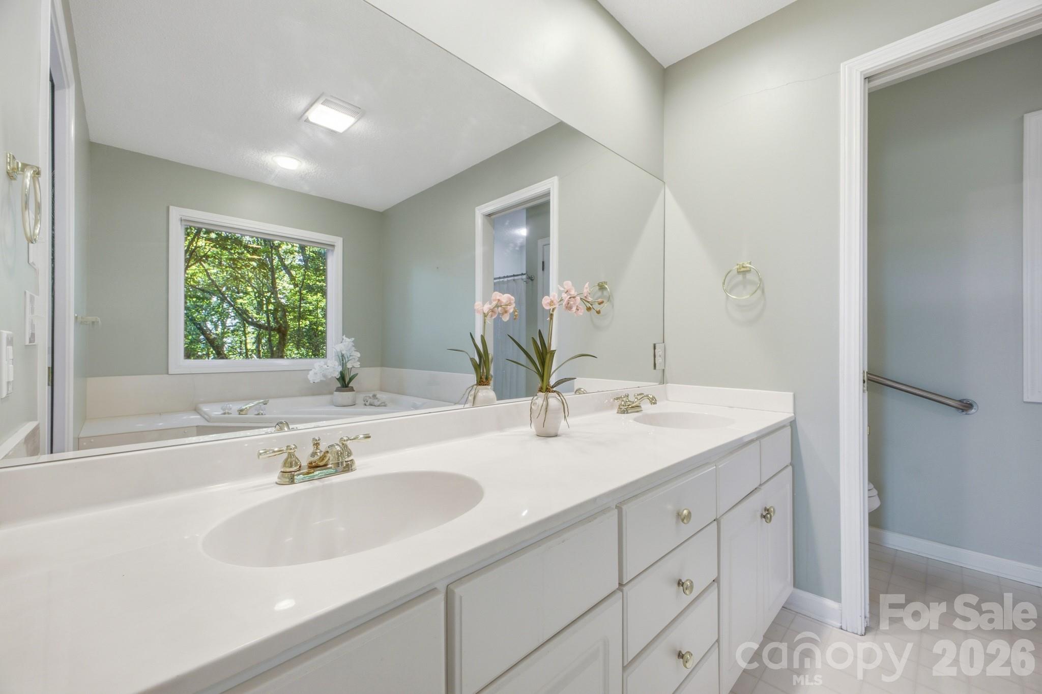 1870 Riverview Court — Hendersonville