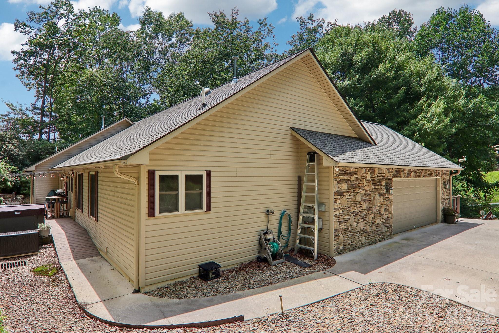 25 Arnie Drive — Etowah
