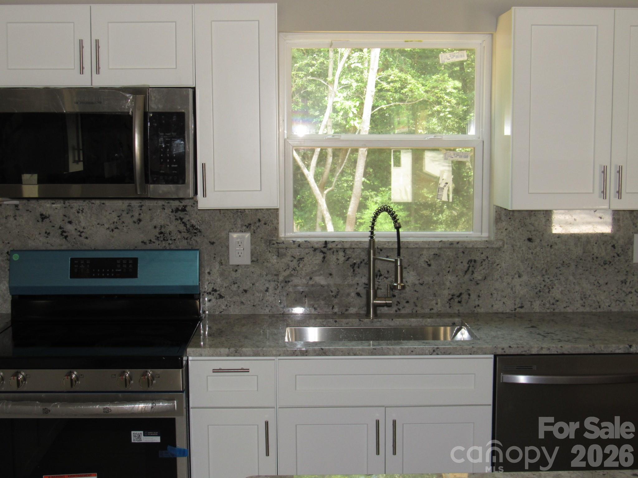 92 Saint Charles Court — Hickory