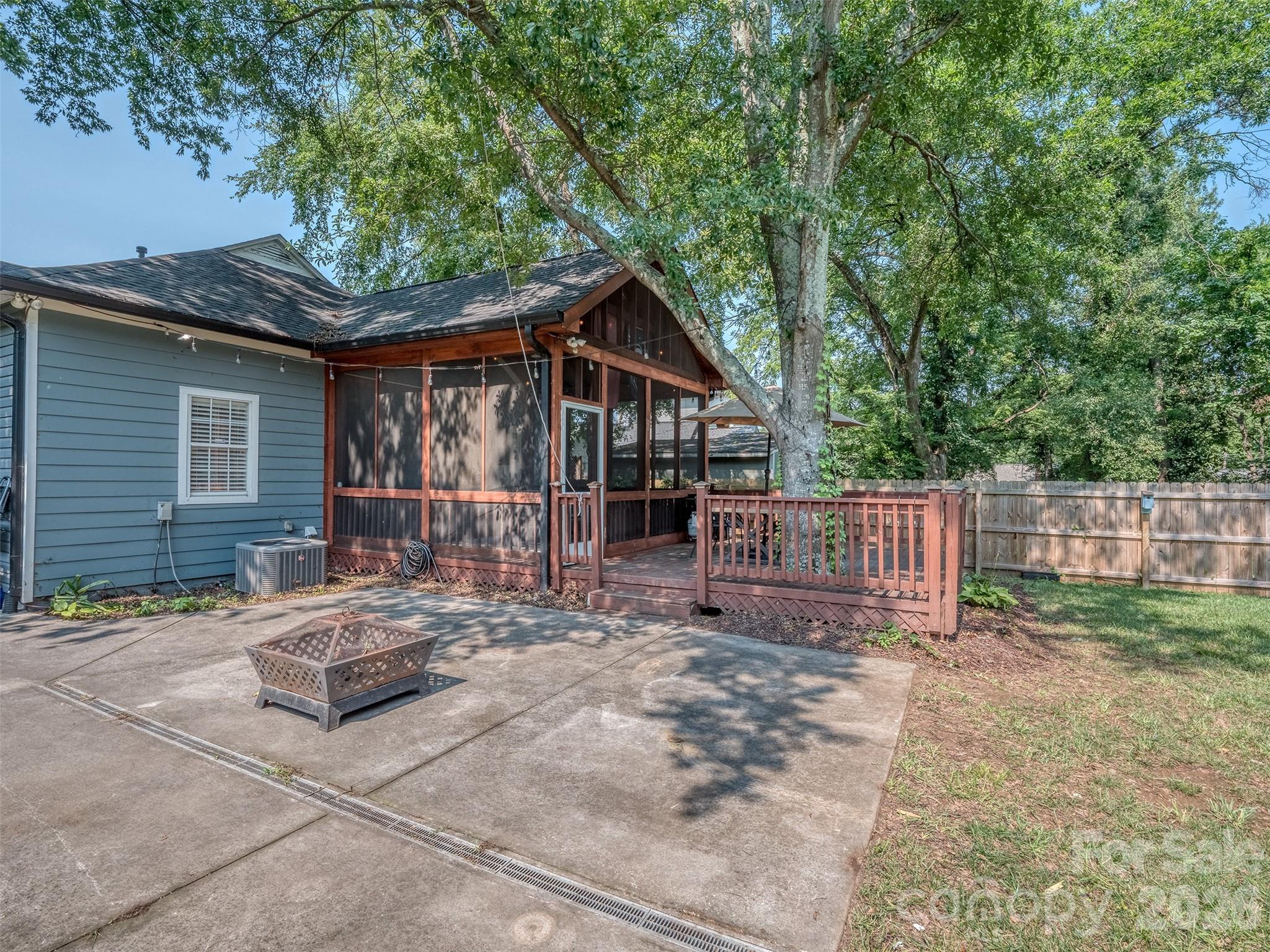 1221 Kennon Street — Charlotte