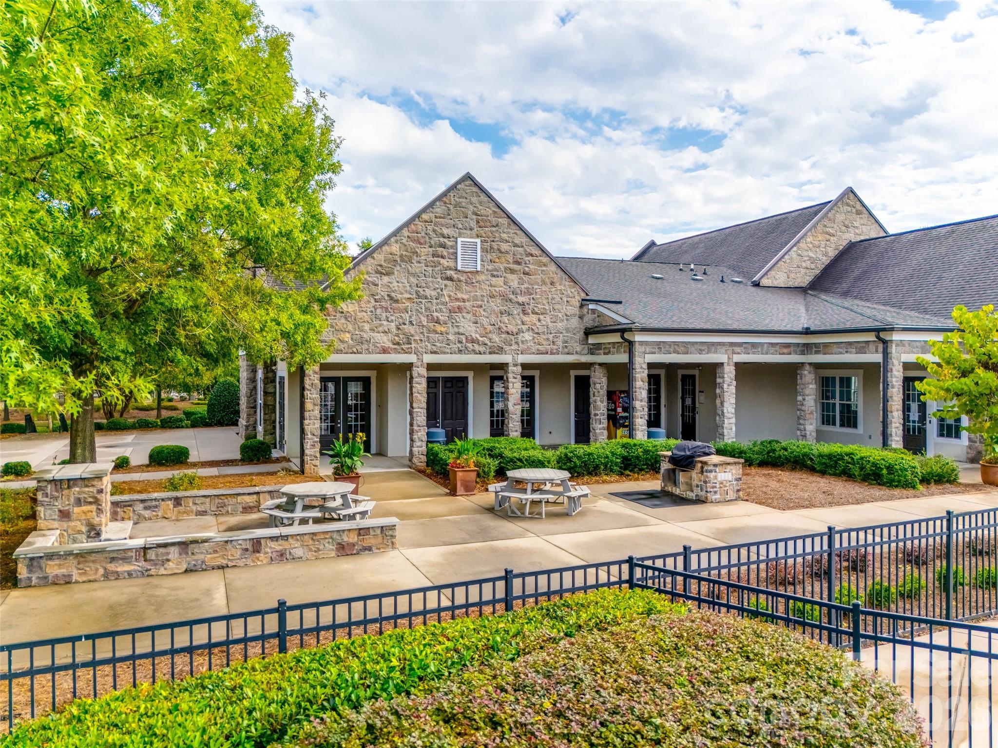 9513 Seamill Road — Charlotte