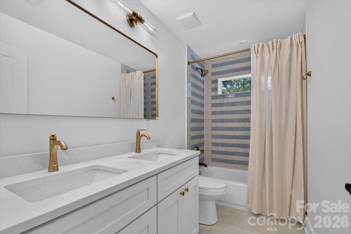 4752 Autumn Leaf Lane — Charlotte
