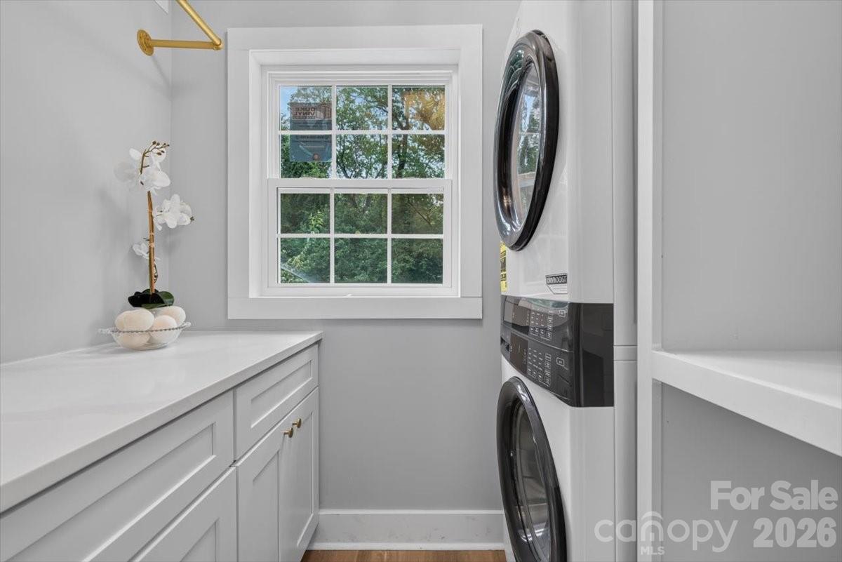 4752 Autumn Leaf Lane — Charlotte