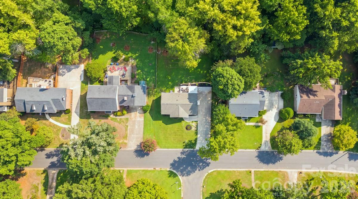 4752 Autumn Leaf Lane — Charlotte