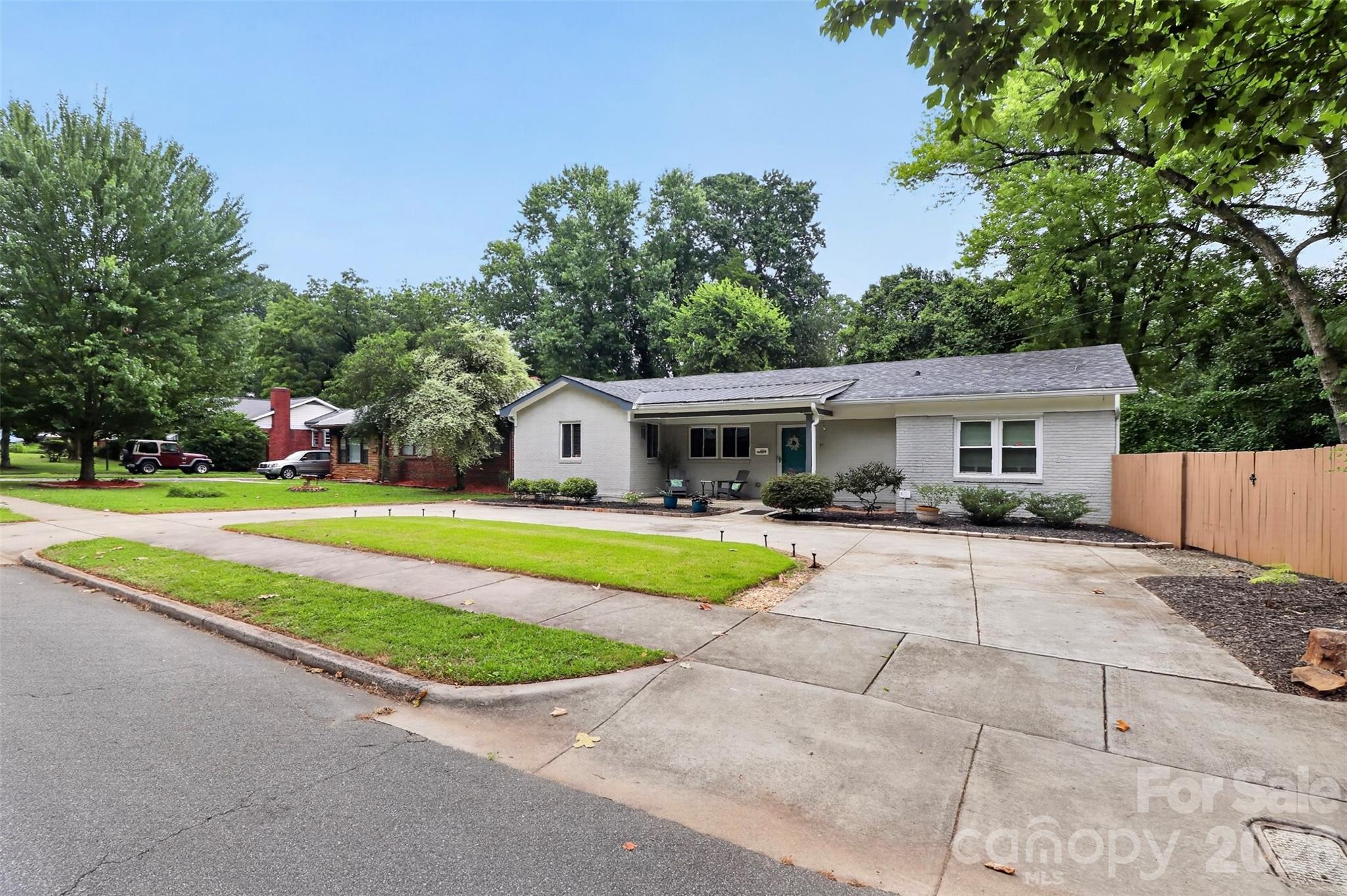 1016 Dresden Drive W — Charlotte