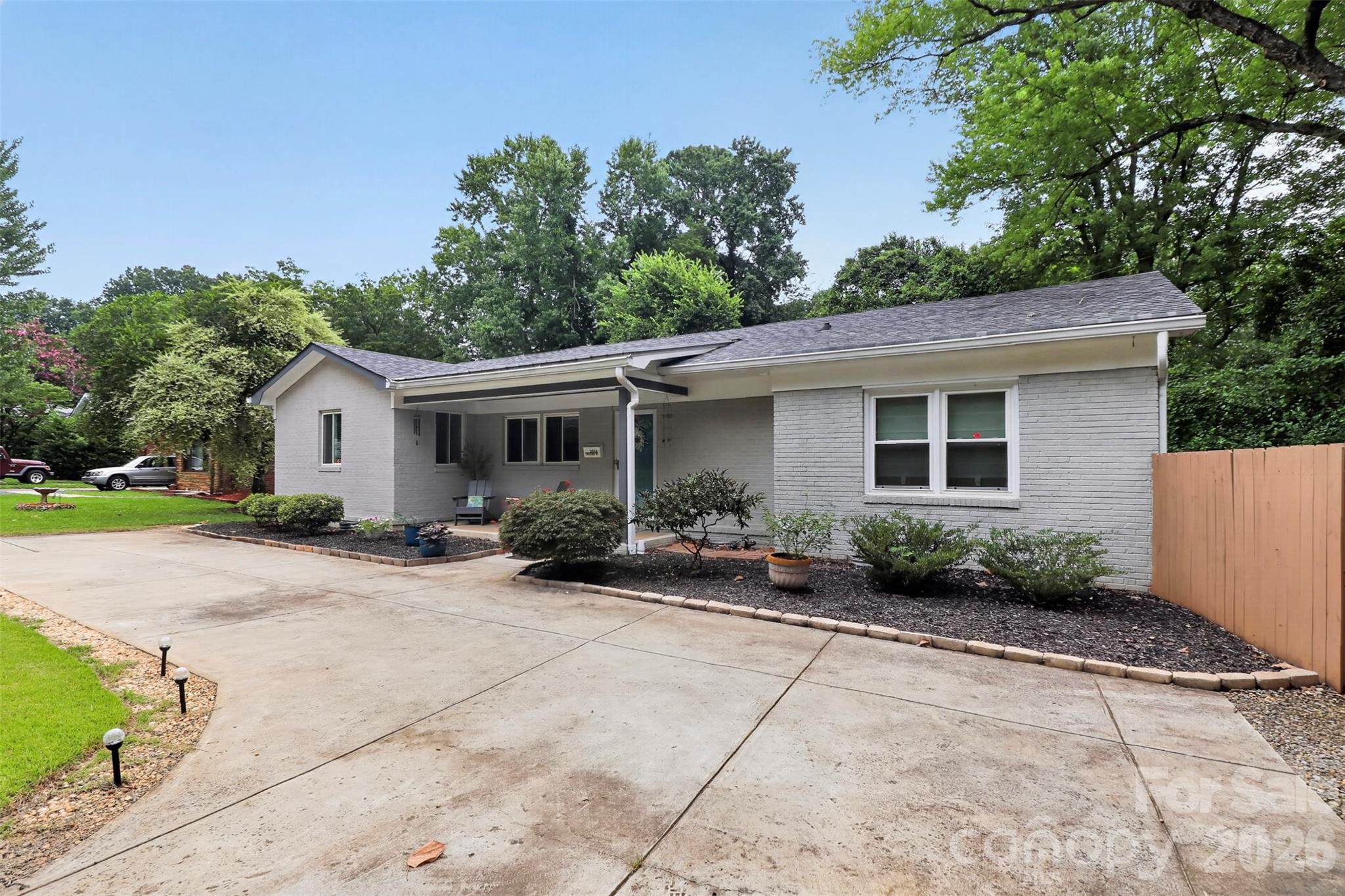 1016 Dresden Drive W — Charlotte