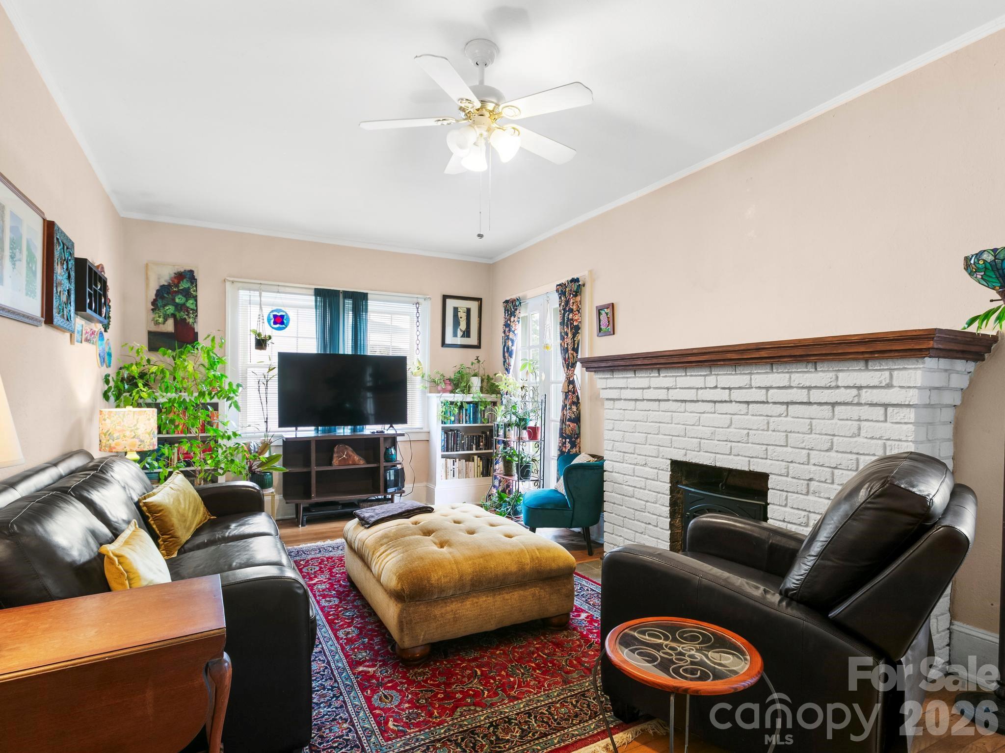 27 Warwick Road — Asheville