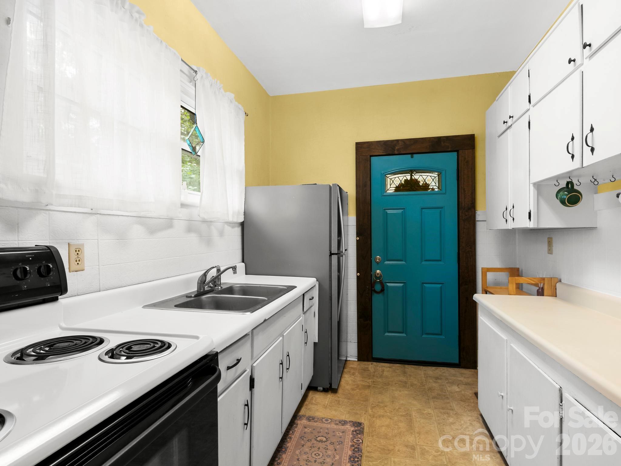 27 Warwick Road — Asheville