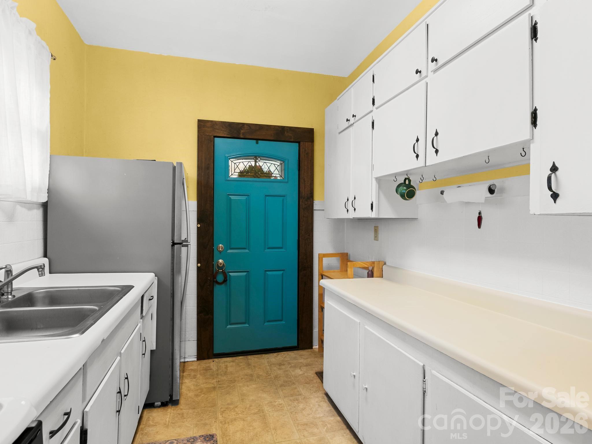 27 Warwick Road — Asheville