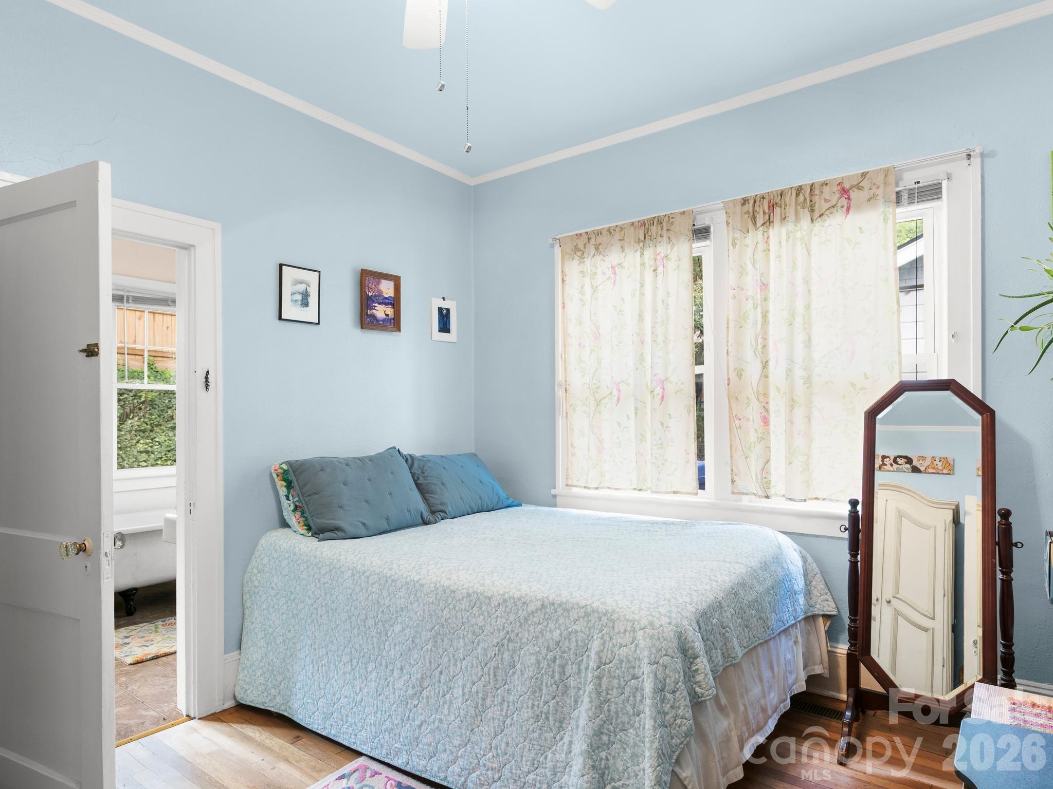 27 Warwick Road — Asheville