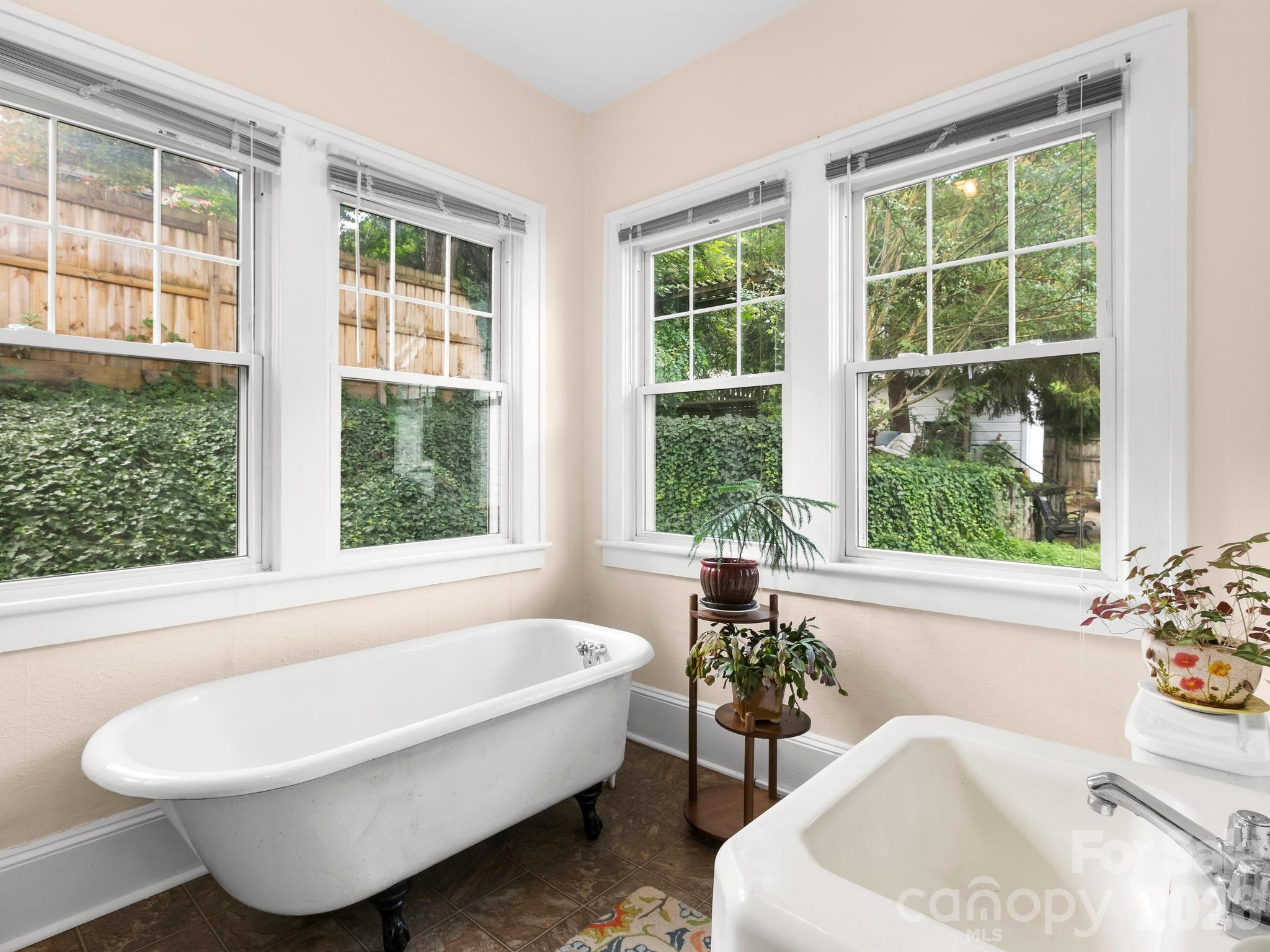 27 Warwick Road — Asheville