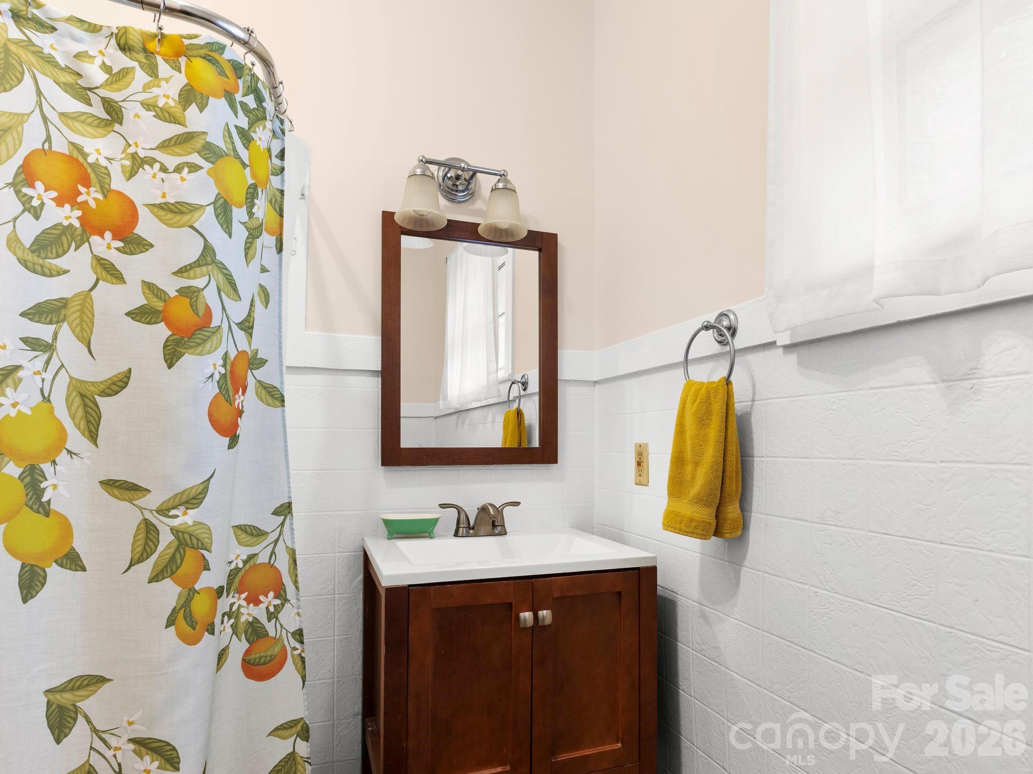 27 Warwick Road — Asheville