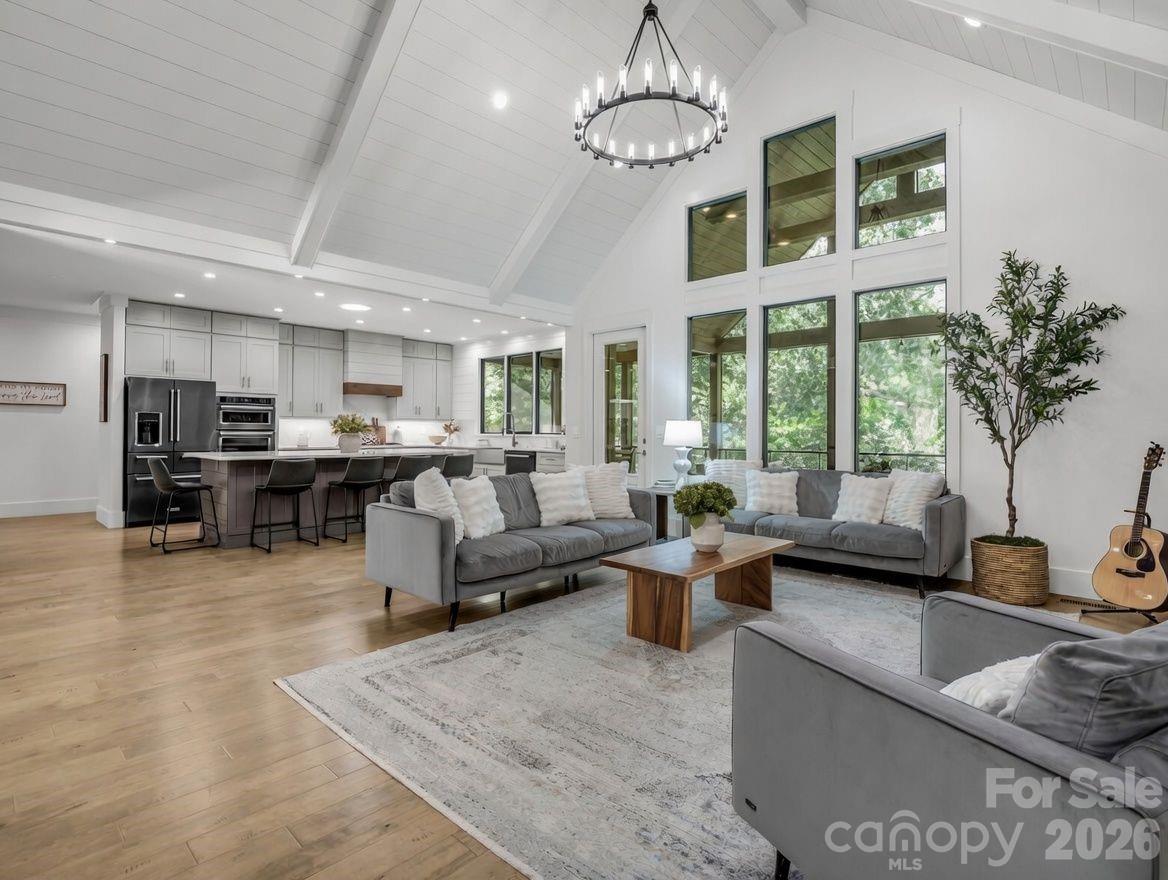 8 Lakeview Drive — Fairview