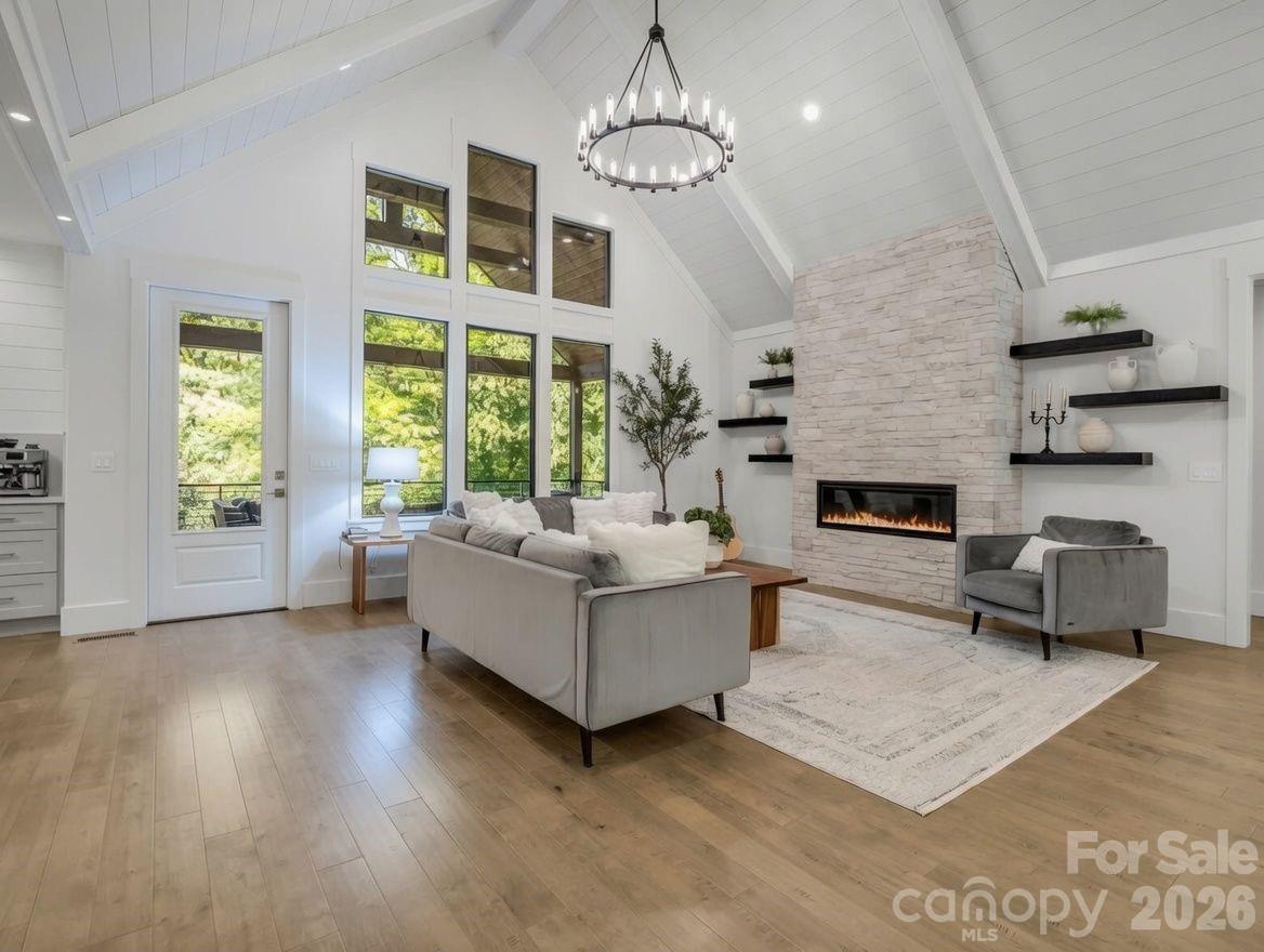 8 Lakeview Drive — Fairview