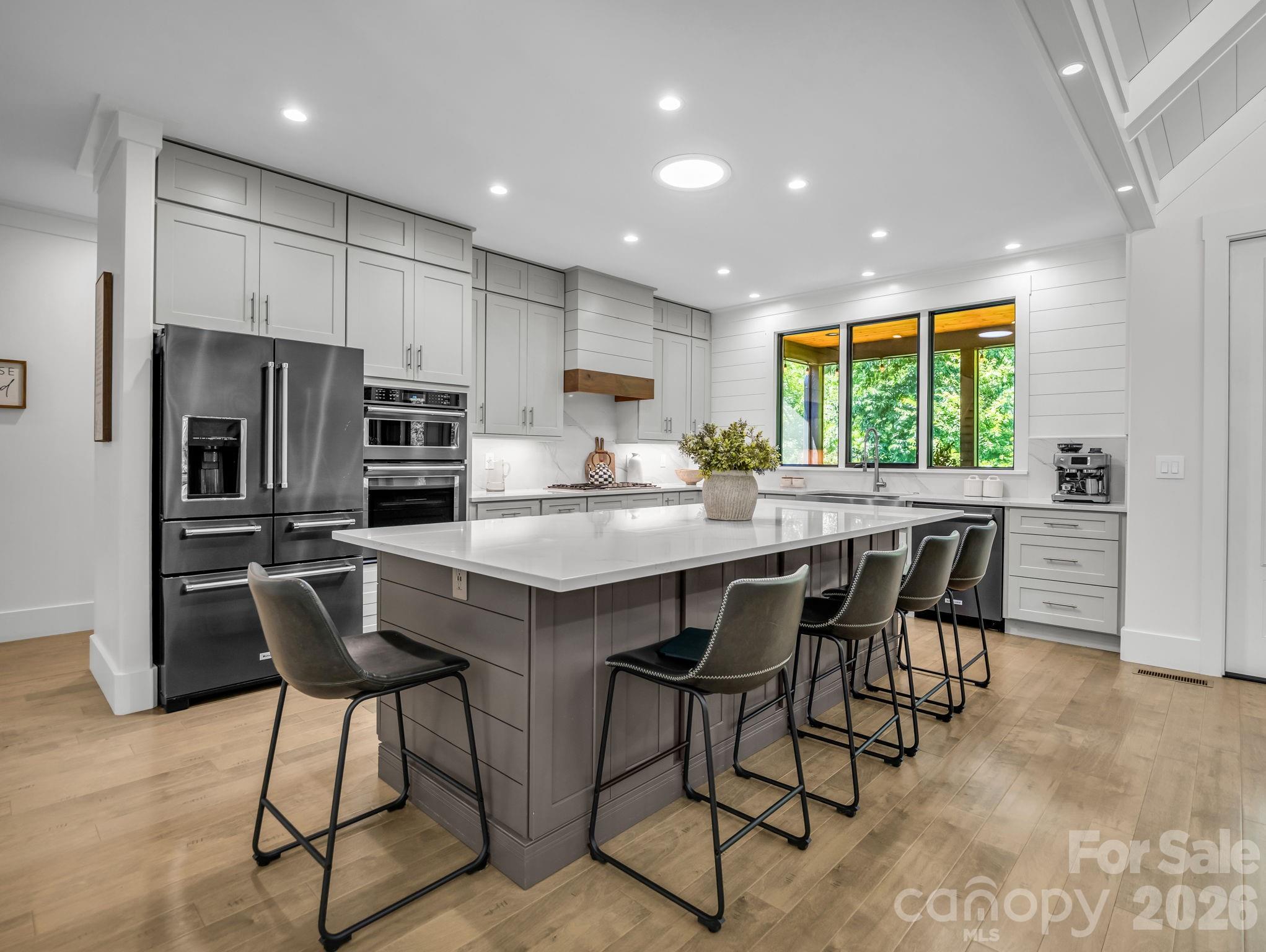 8 Lakeview Drive — Fairview