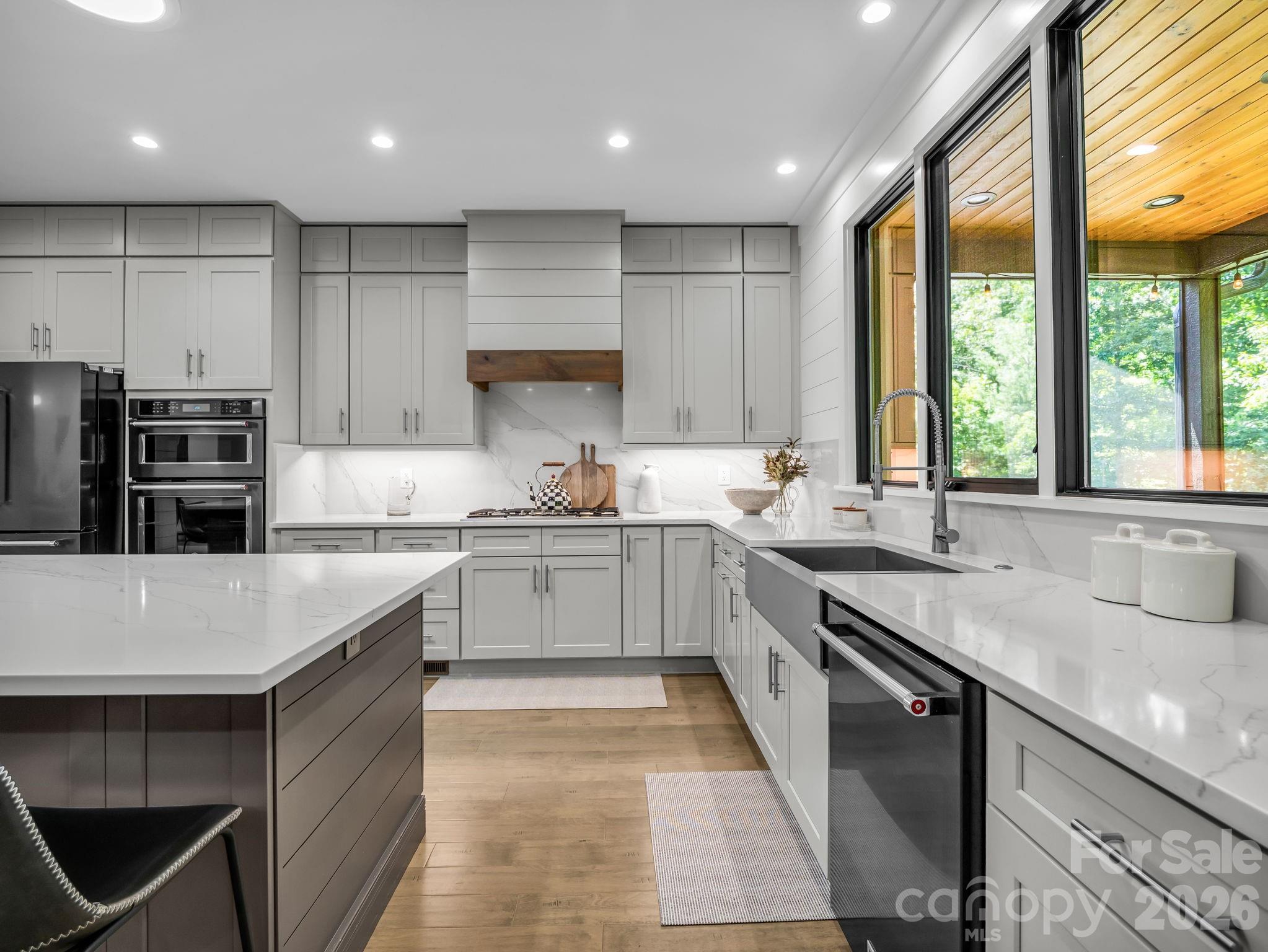 8 Lakeview Drive — Fairview