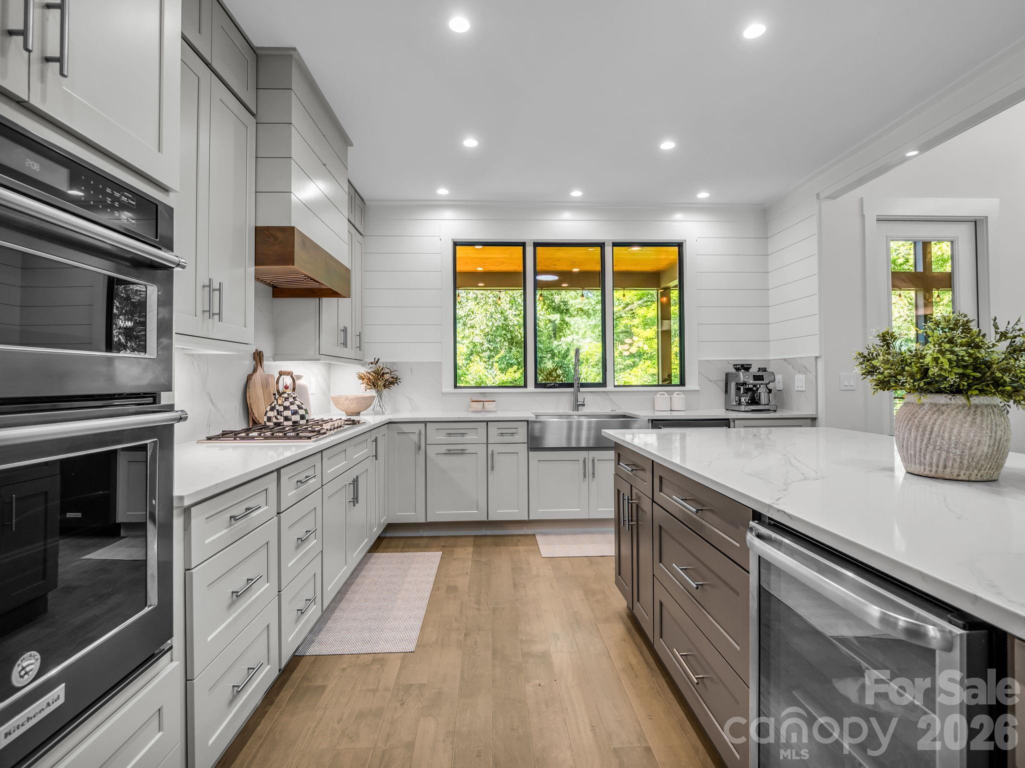 8 Lakeview Drive — Fairview