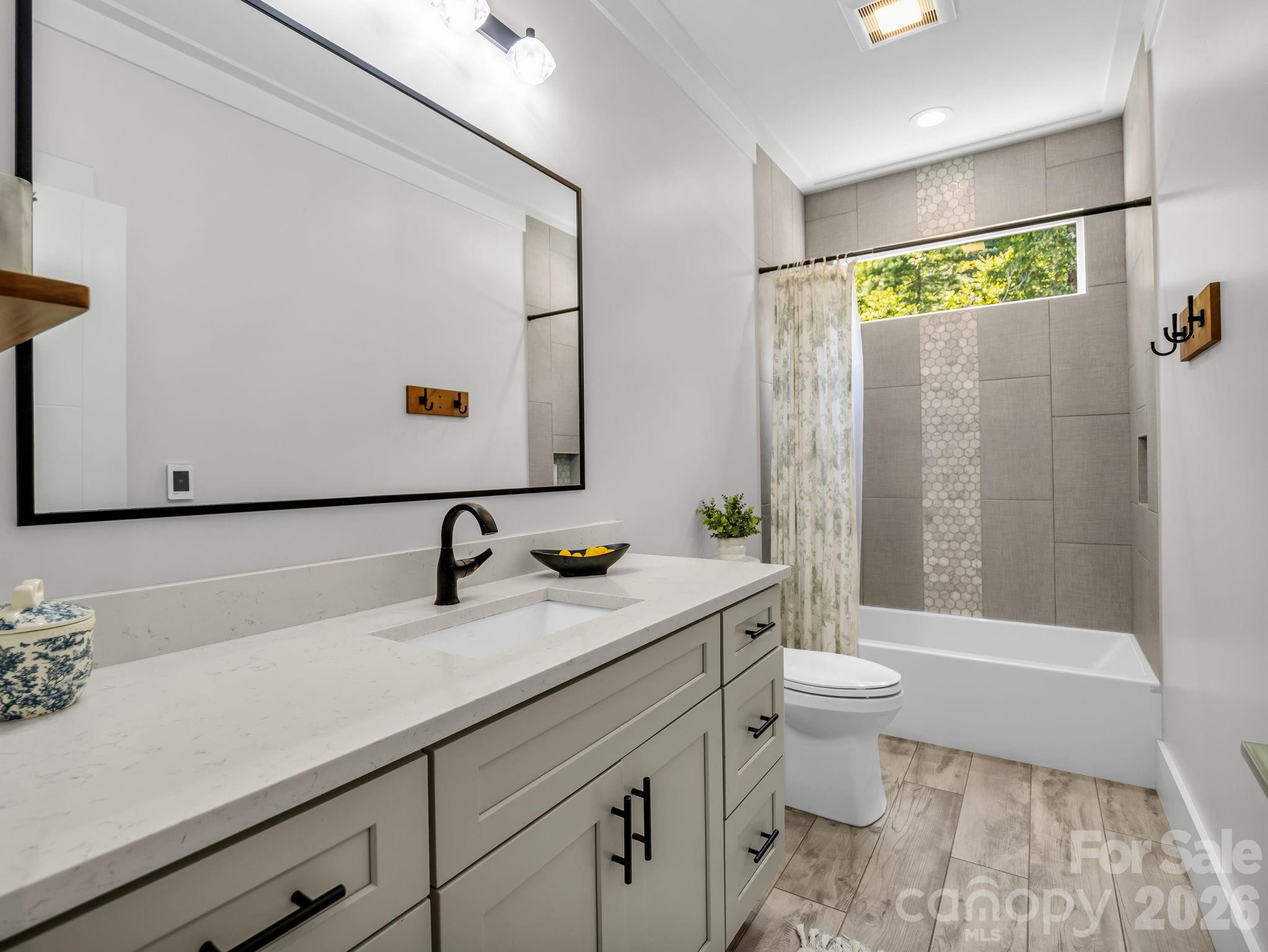 8 Lakeview Drive — Fairview