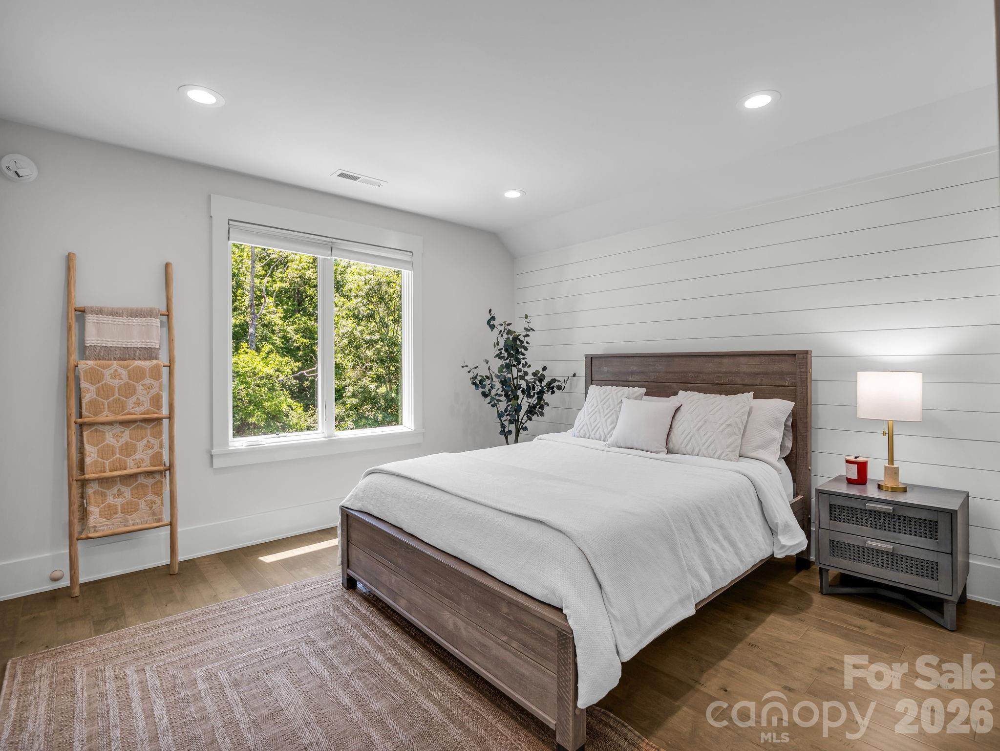 8 Lakeview Drive — Fairview