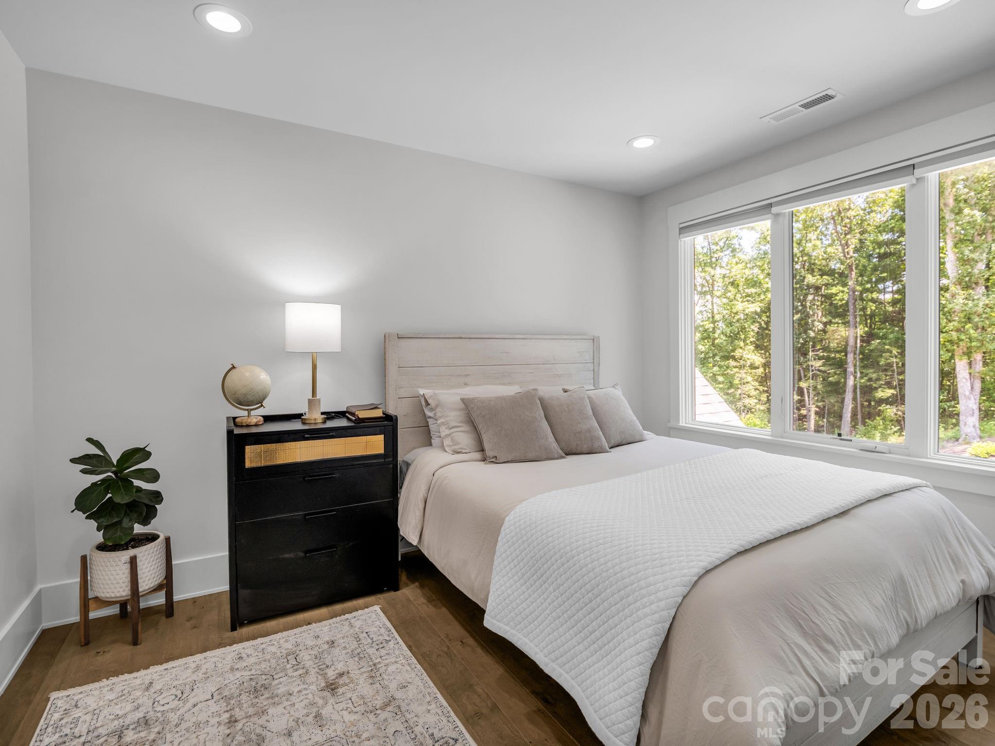 8 Lakeview Drive — Fairview